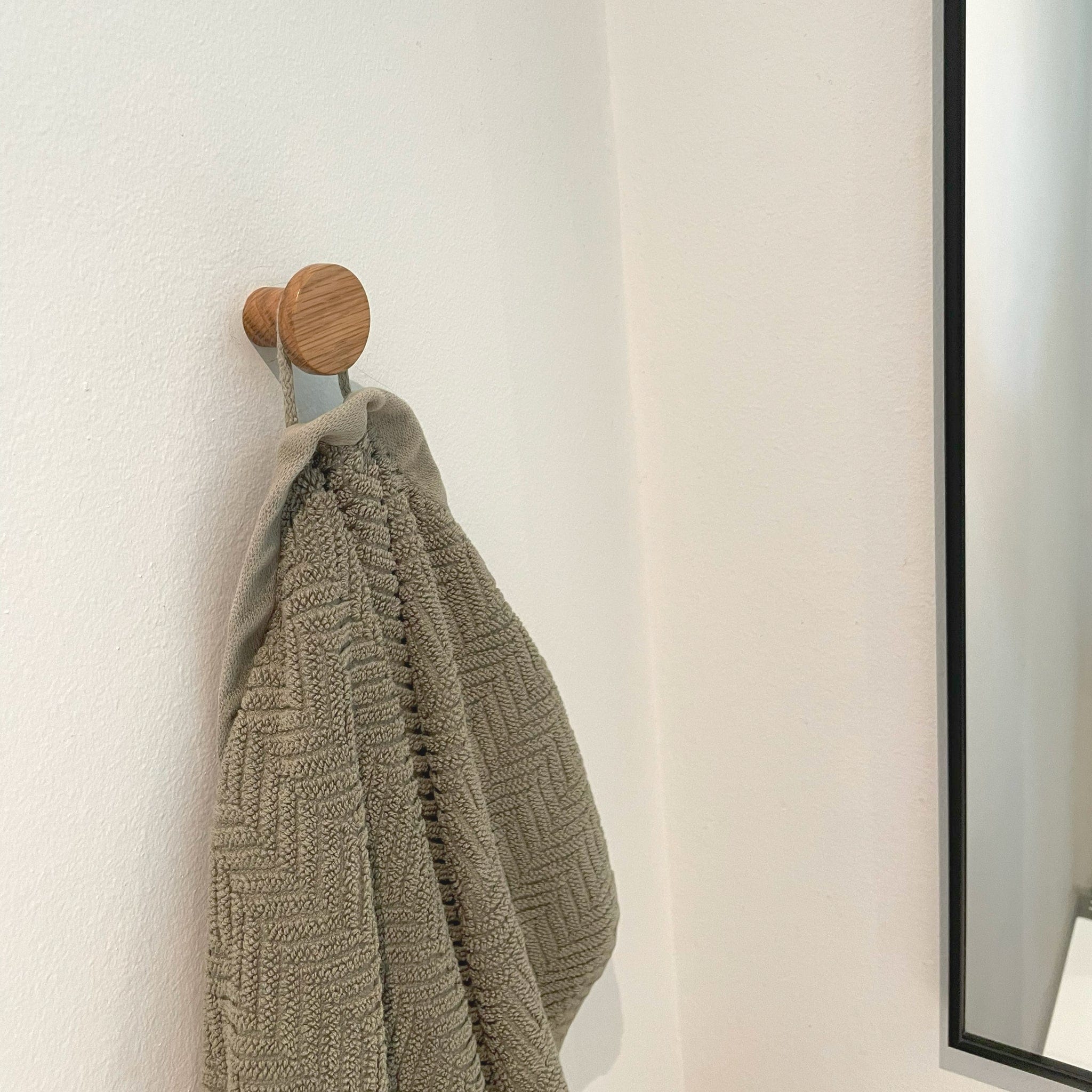 Circum | Møbelknop eller Knage i Sortbejdset Træ Vonsild FINICC