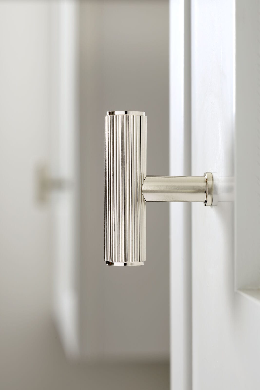 Crispin T-Bar Reeded | Handtag/Knopp i Blank Nickel