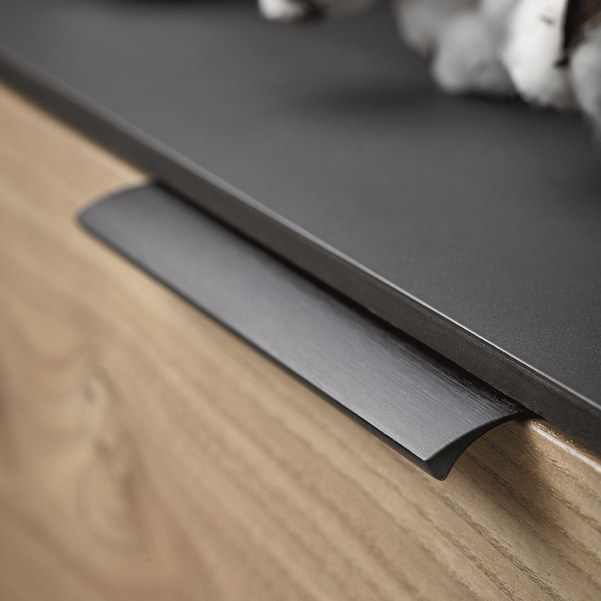 Edge Straight | Greb i Antik Bronze Furnipart FINICC