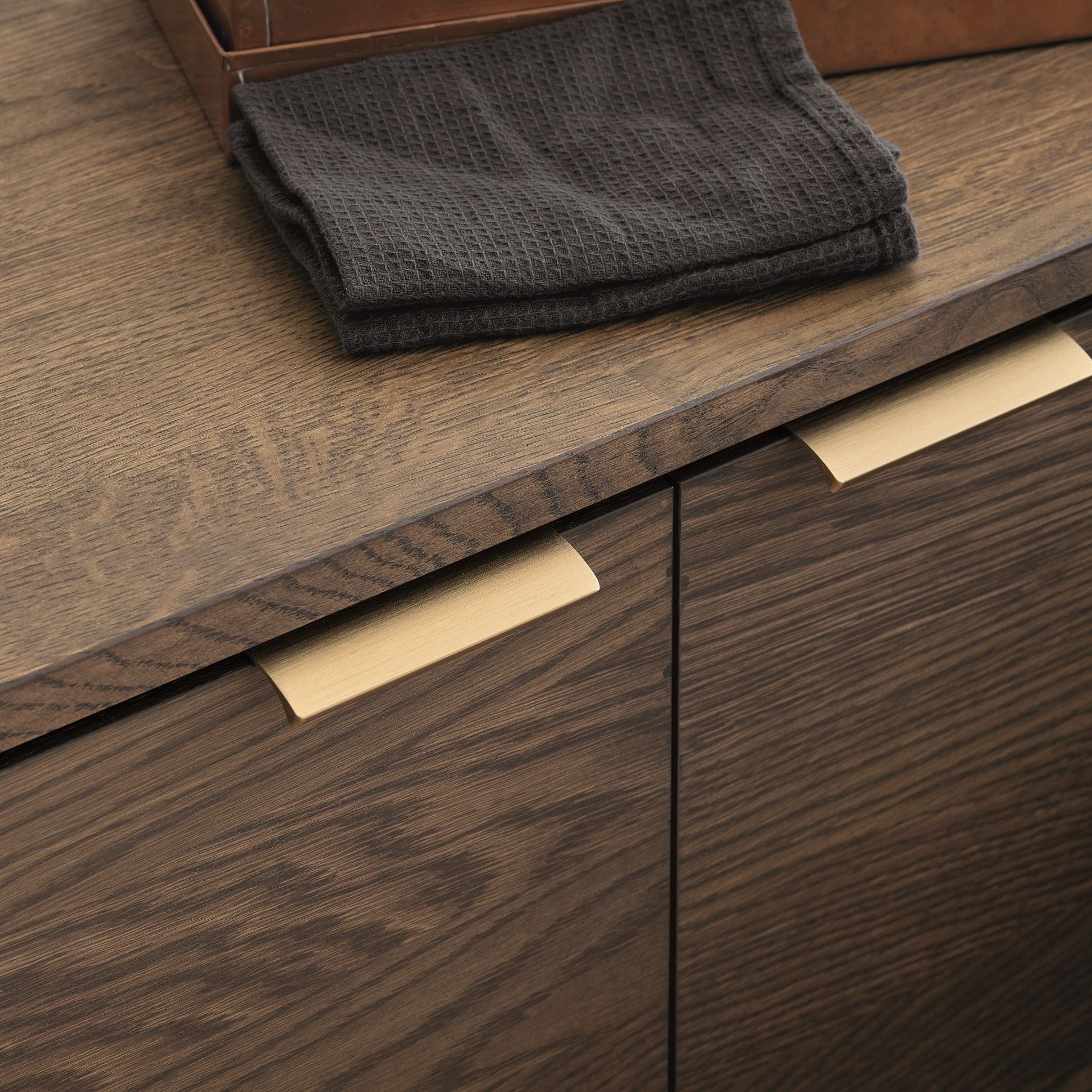 Edge Straight | Greb i Børstet Messing Furnipart FINICC