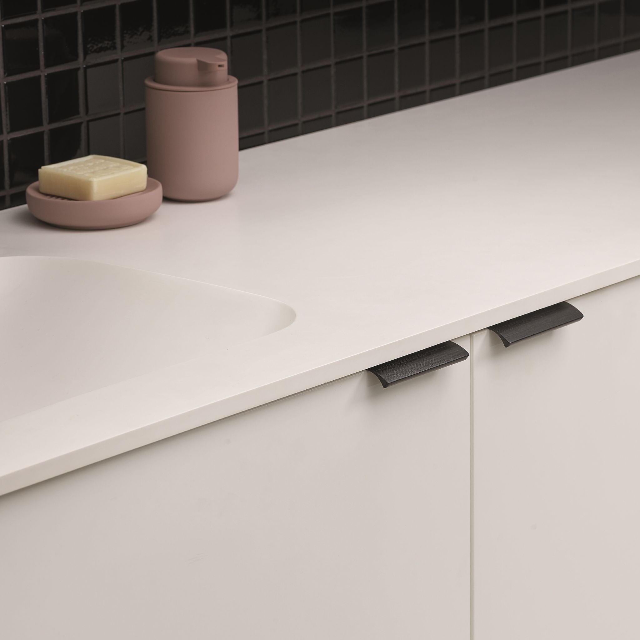 Edge Straight | Greb i Børstet Mat Sort Furnipart FINICC