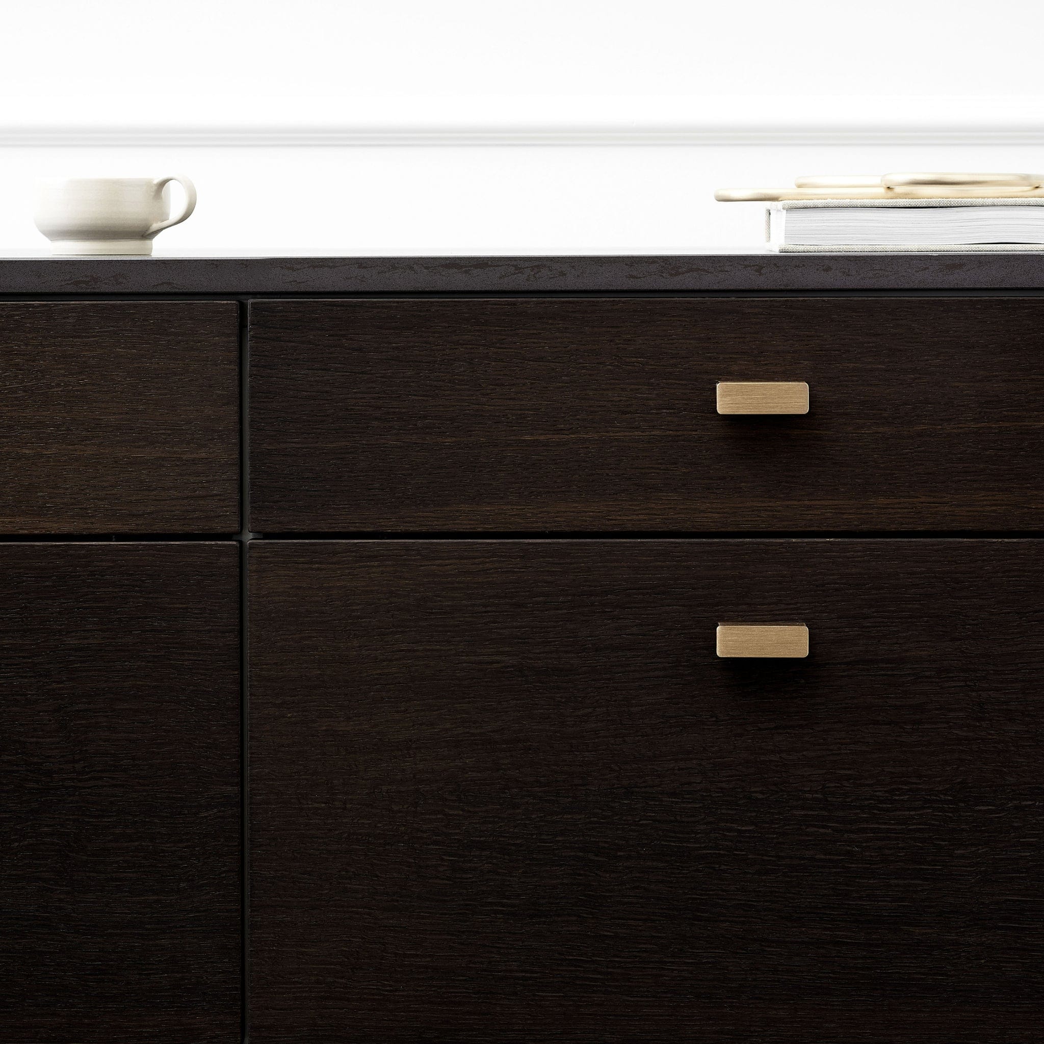 Elan | Greb i Lakeret Eg Furnipart FINICC