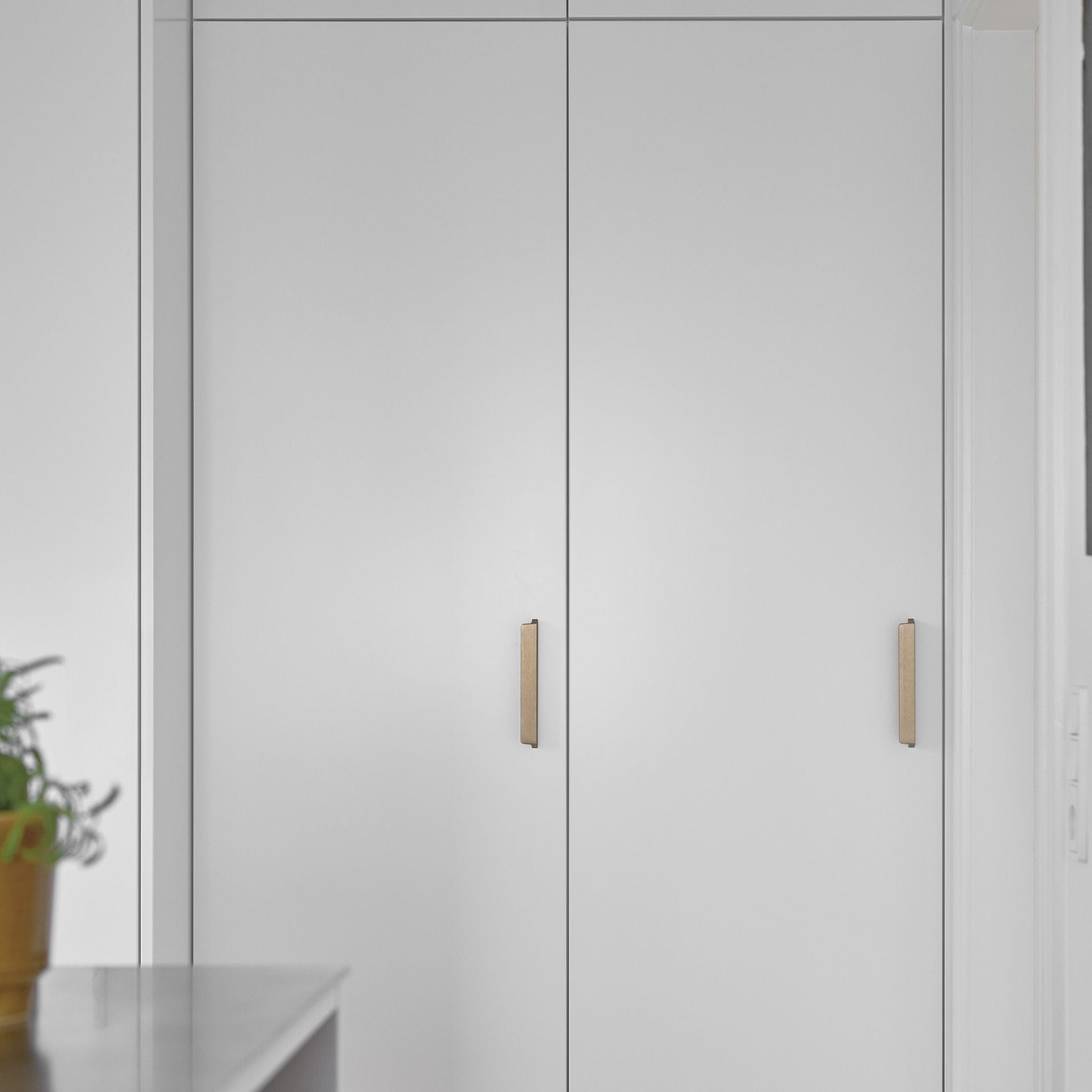 Envelope | Greb i Børstet Messing Furnipart FINICC