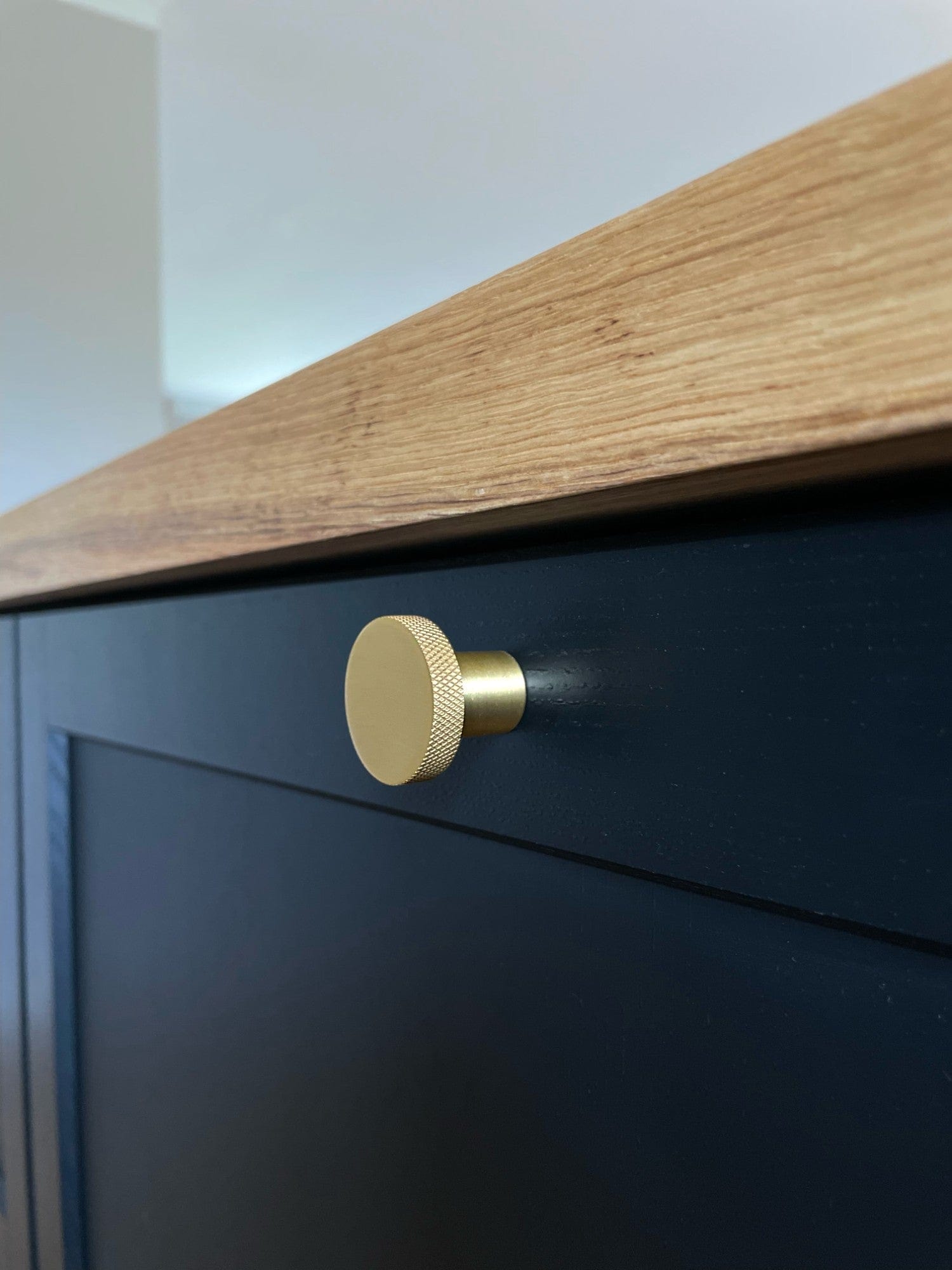 Hanover Cross | Knop i Børstet Messing med Lak Alexander & Wilks FINICC