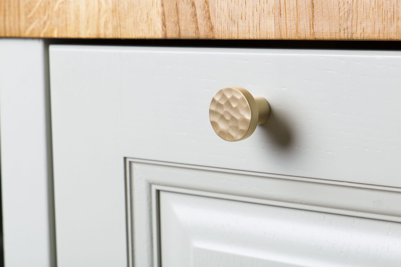 Hanover Hammered | Knop i Børstet Messing med Lak Ø 30 mm x D 26 mm Alexander & Wilks AW820-30-SB FINICC