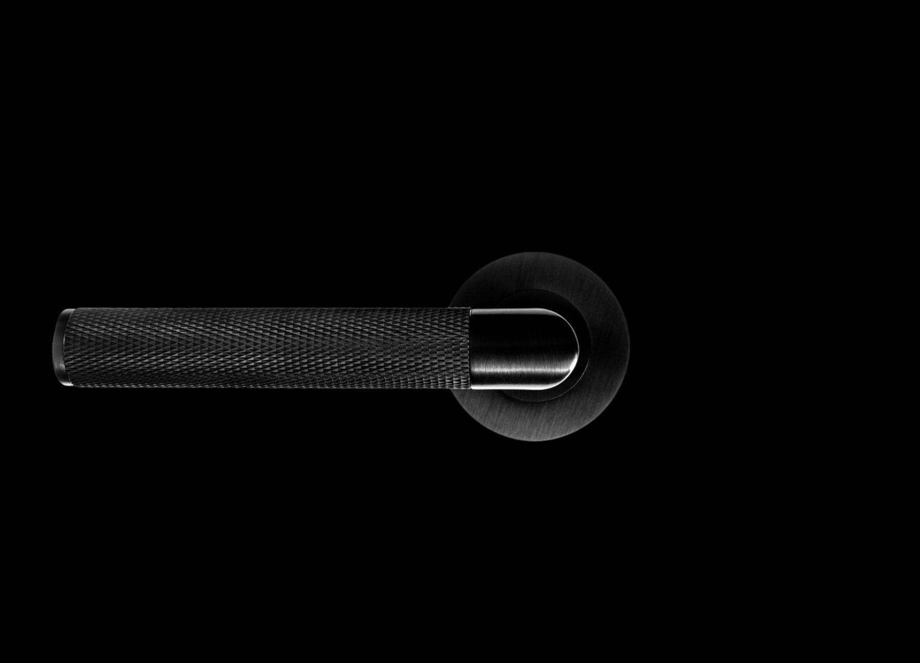 Harrier Knurled | Dørhåndtag i Sort Alexander & Wilks AW210BL-SET FINICC