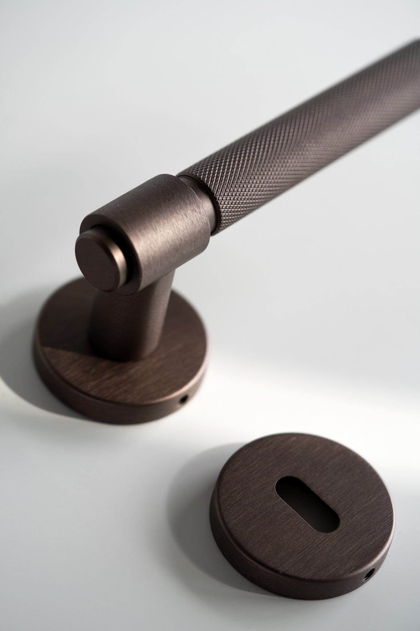 Helix Cross | Dörrhandtag i Dark Bronze