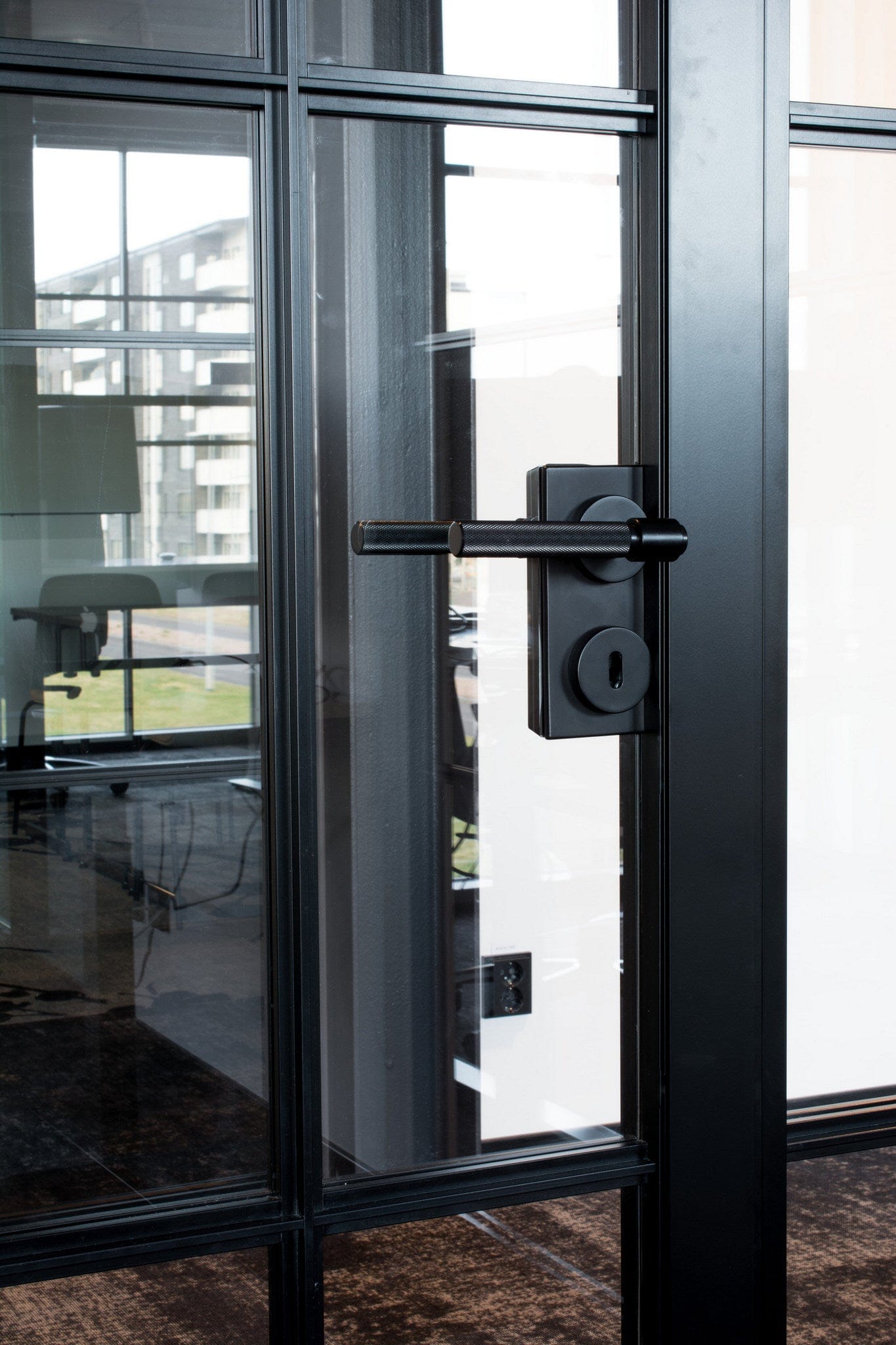 Helix Cross | Dørhåndtag i Mat Sort L 150 mm (C/C 30 mm) Beslag Design 751011-41 FINICC