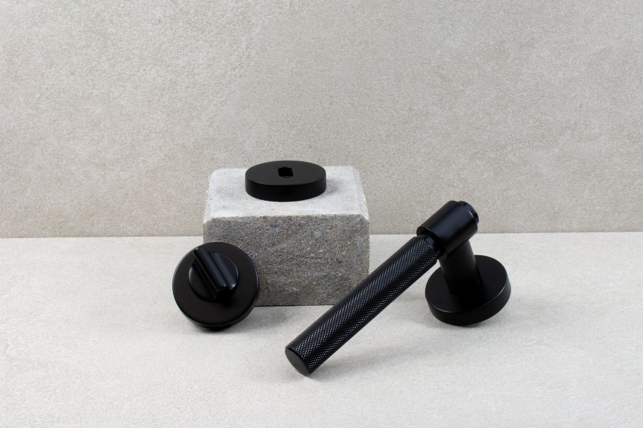 Helix Cross | Dørhåndtag i Mat Sort L 150 mm (C/C 30 mm) Beslag Design 751011-41 FINICC