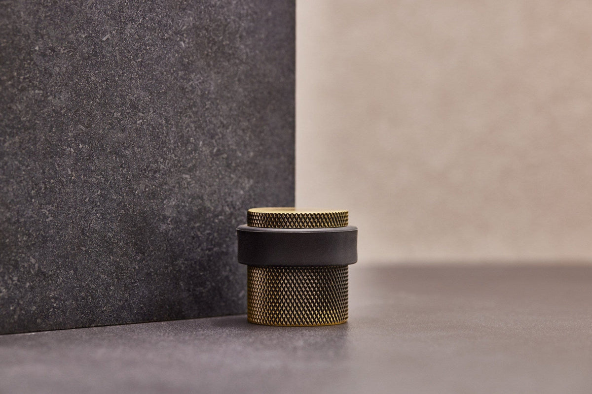 Helix Cross | Dørstopper i Antik Bronze - gulv monteret Ø 38 mm x H 36 mm Beslag Design 753011-41 FINICC
