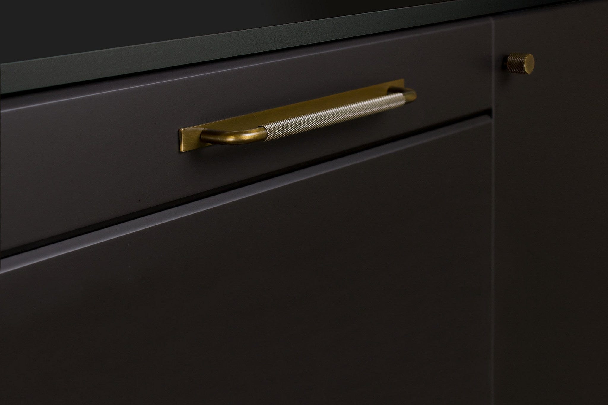 Helix Cross | Greb i Antik Bronze  - med bagplade Beslag Design FINICC