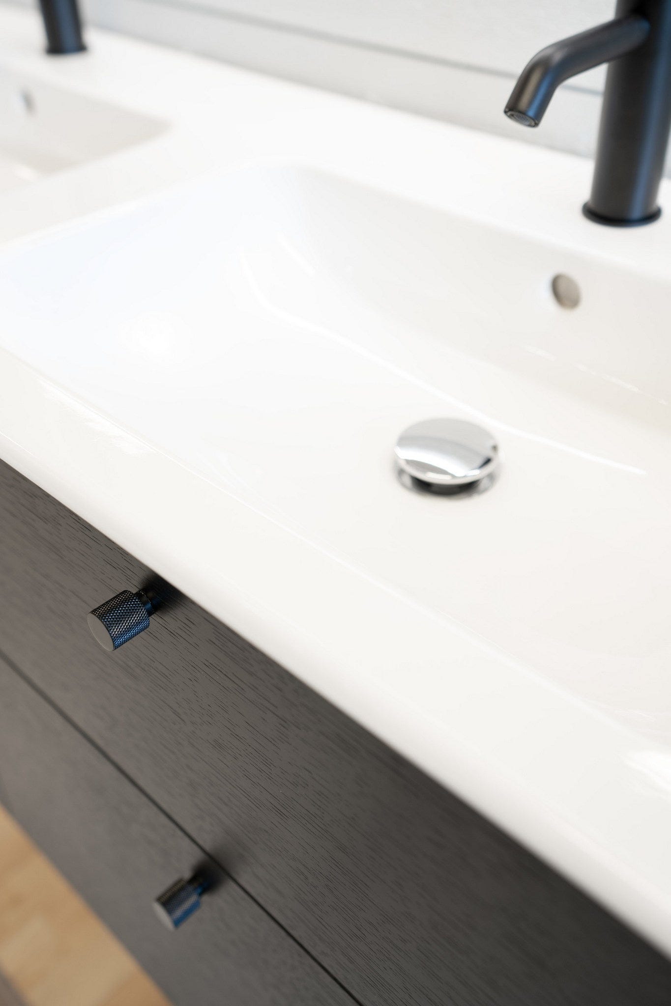 Helix Cross | Knop i Mat Sort Beslag Design FINICC