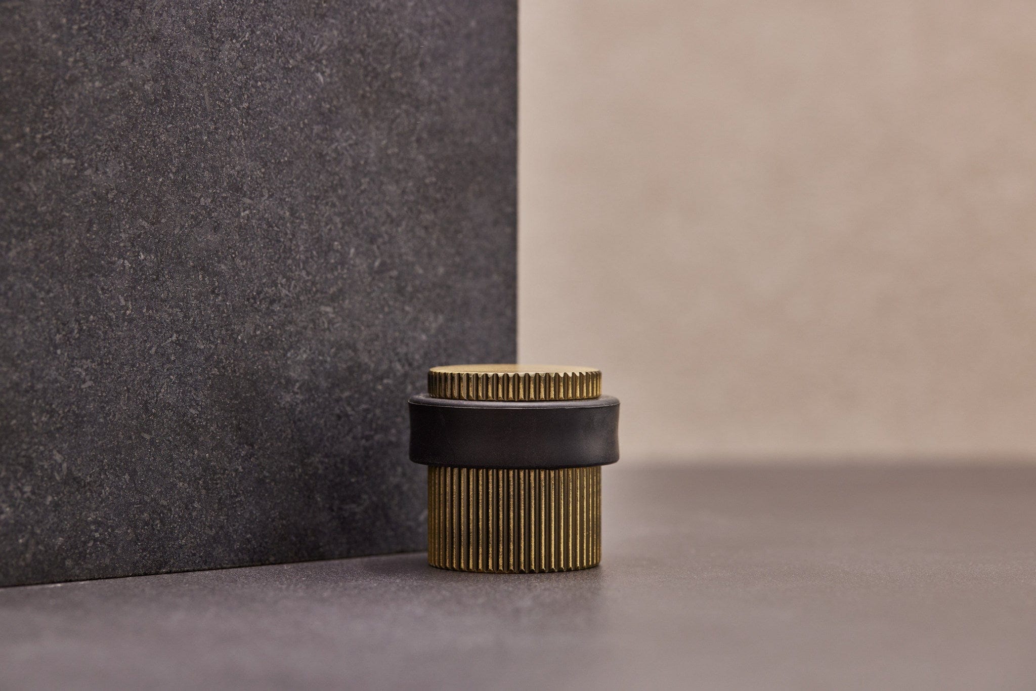Helix Stripe | Dørstopper i Antik Bronze - gulv monteret Ø 38 mm x H 36 mm Beslag Design 753111-41 FINICC