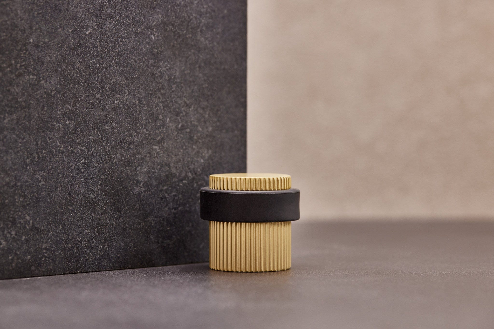 Helix Stripe | Dørstopper i Børstet Messing - gulv monteret Ø 38 mm x H 36 mm Beslag Design 753112-41 FINICC