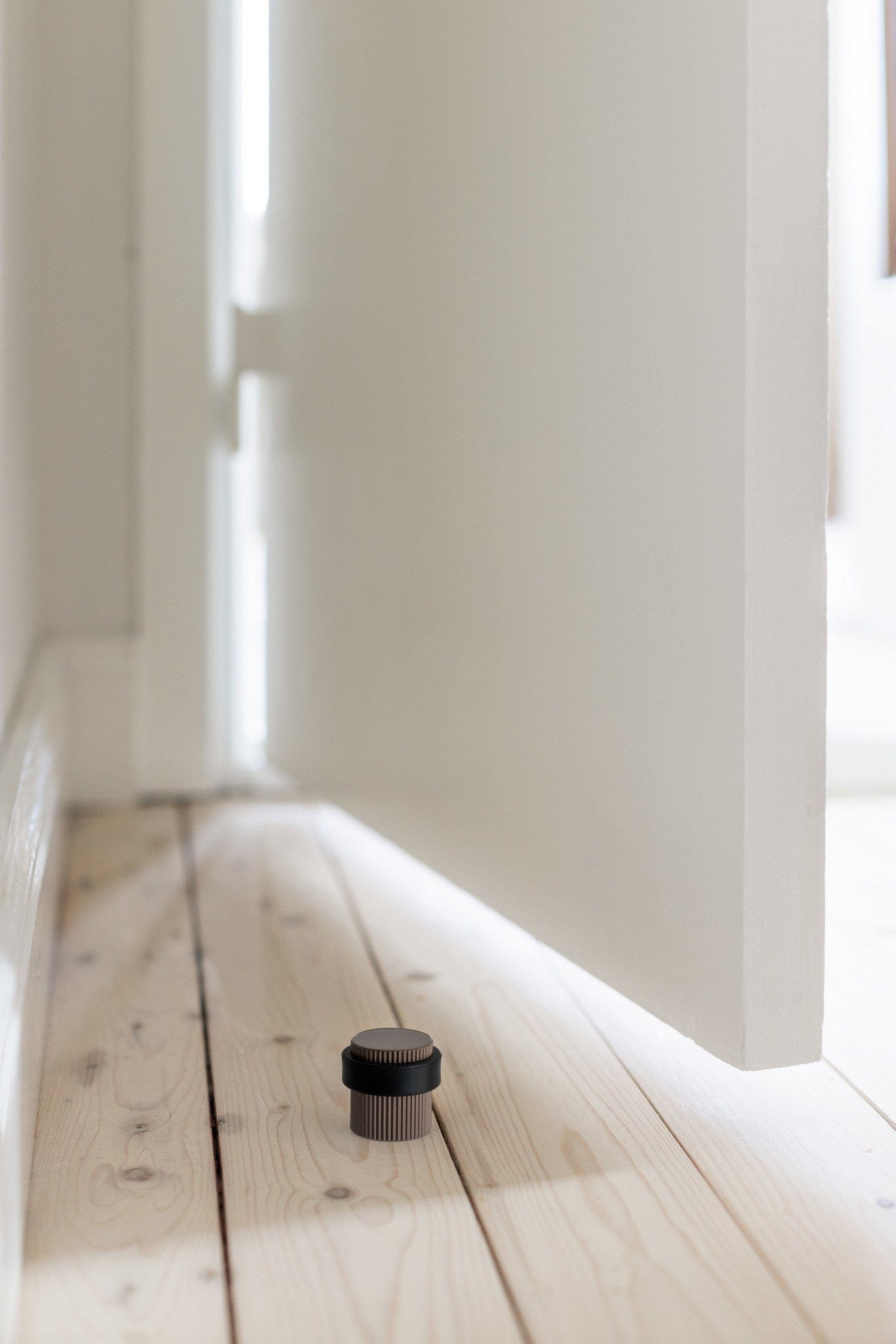 Helix Stripe | Dørstopper i Dark Bronze - gulv monteret Ø 38 mm x H 36 mm Beslag Design 753114-41 FINICC