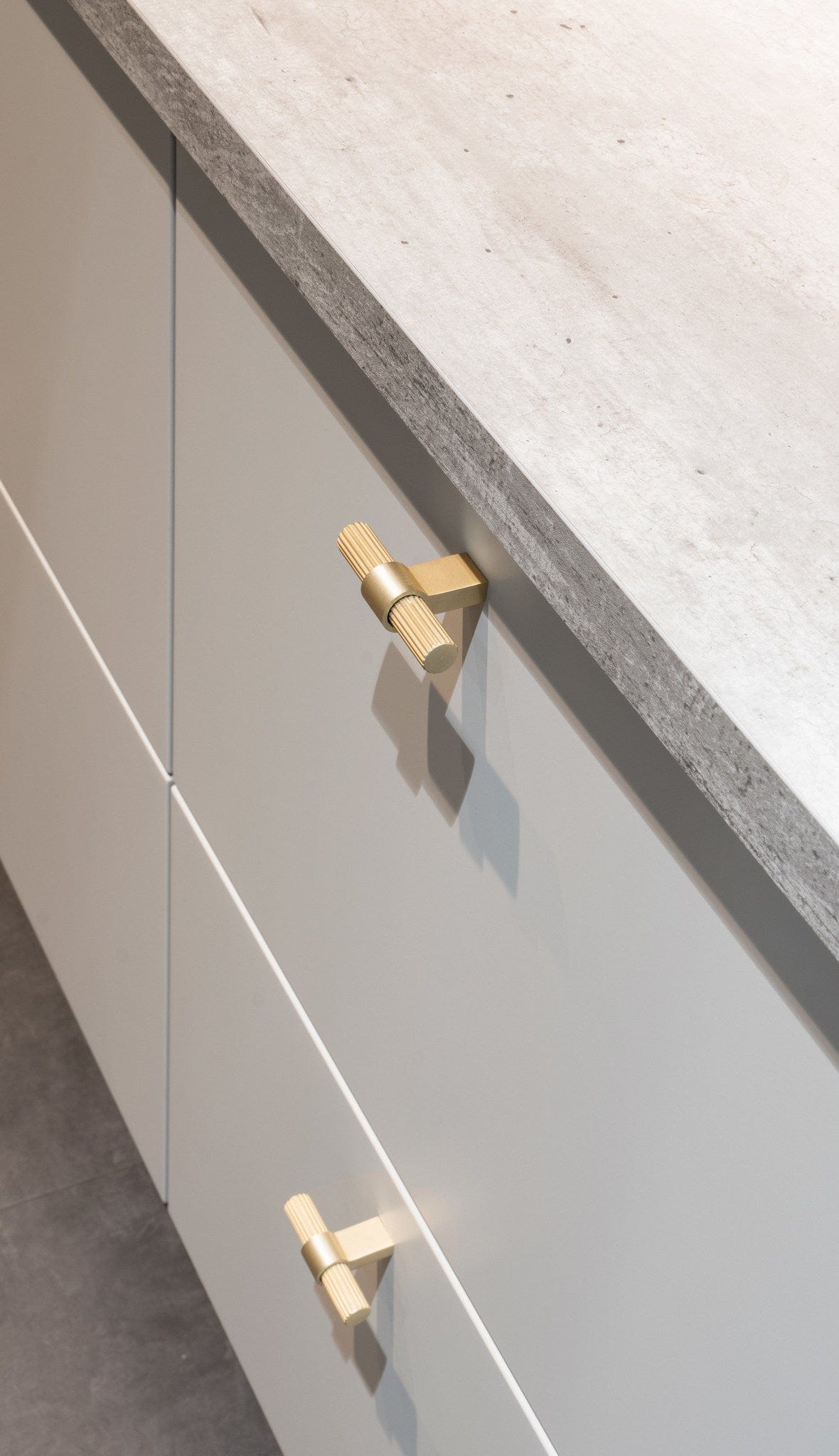 Helix T Stripe | Greb i Børstet Messing L 60 mm x D 35 mm Beslag Design 309212-11 FINICC