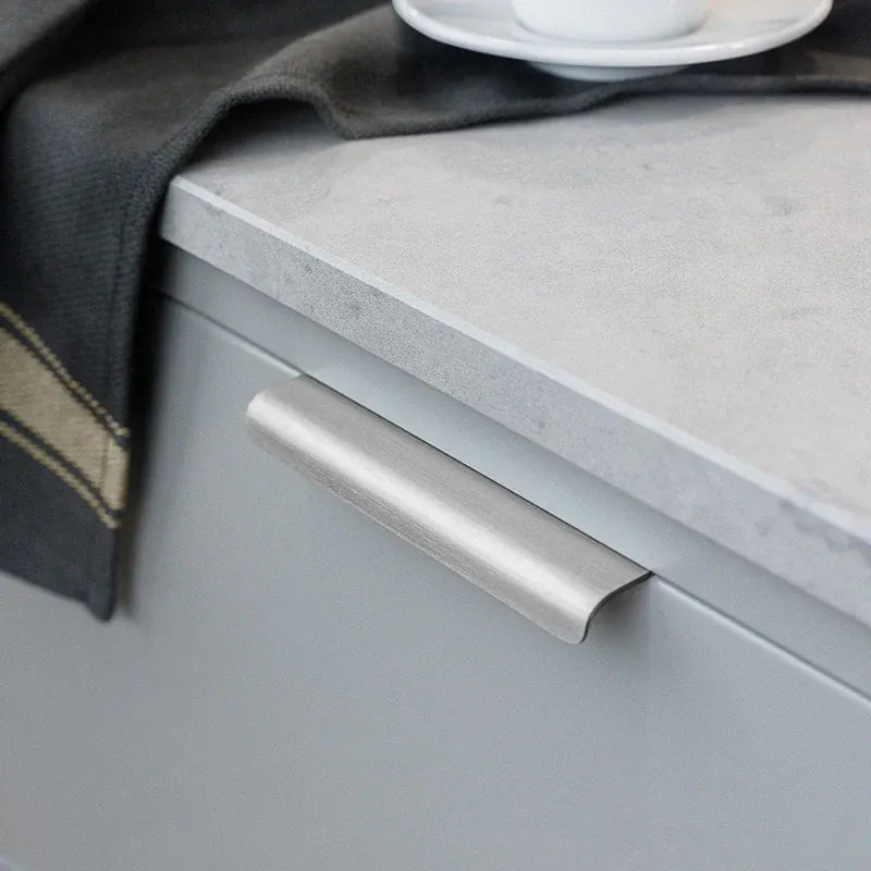 Lip | Greb i Børstet Rustfrit Stål finish Beslag Design FINICC