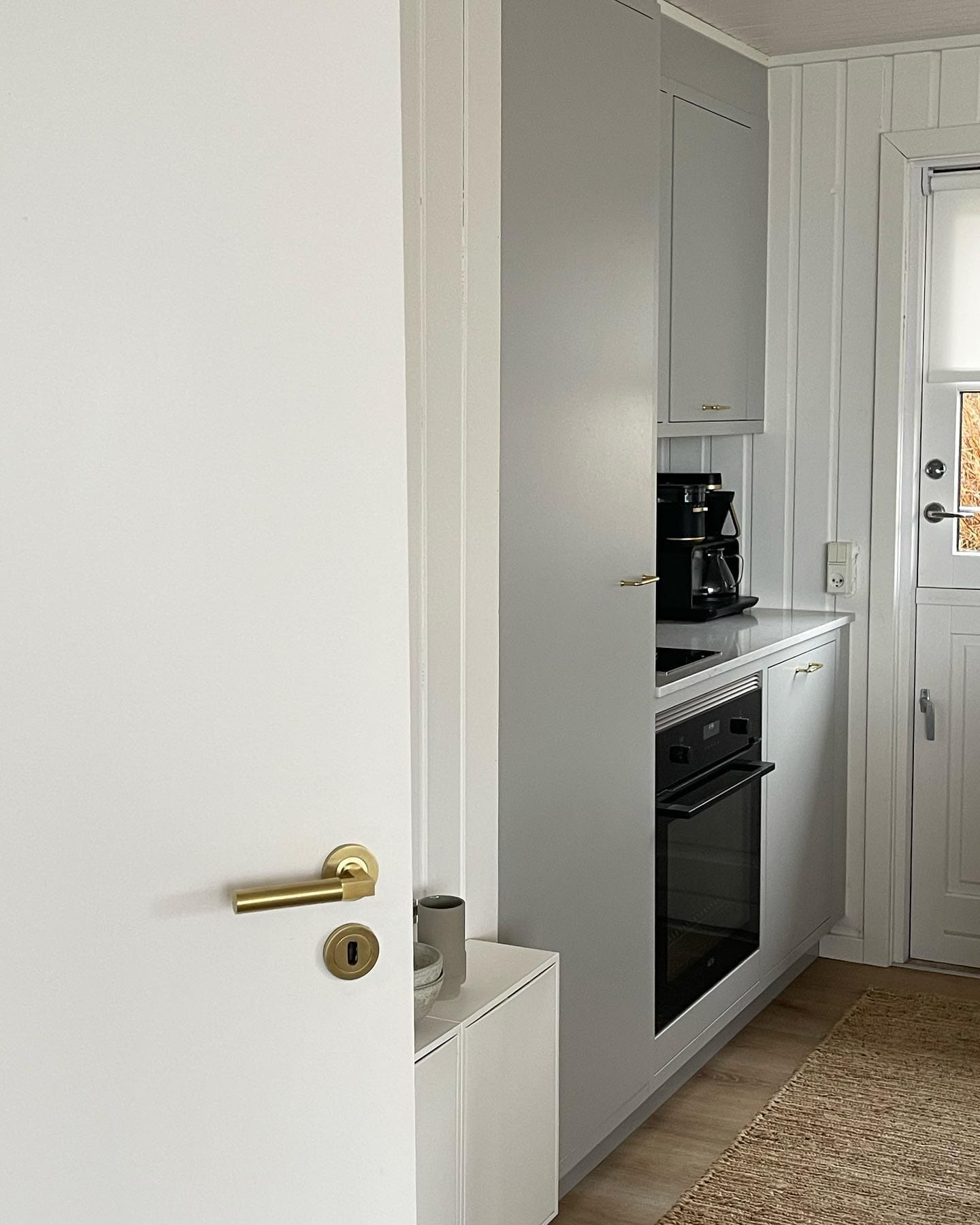 Hurricane Plain | Dørhåndtag i Børstet Messing med Lak Alexander & Wilks AW201SBPVD-SET FINICC