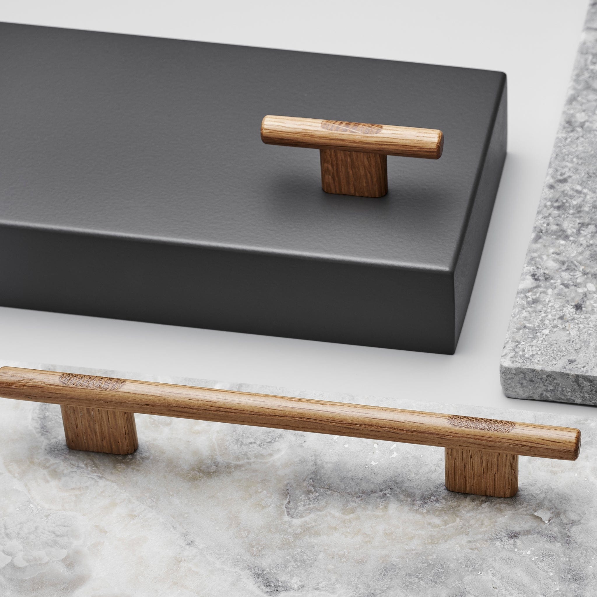 Join | Greb/Knop i Lakeret Eg L 80 mm x D 36 mm Furnipart FP-103290016-052 FINICC