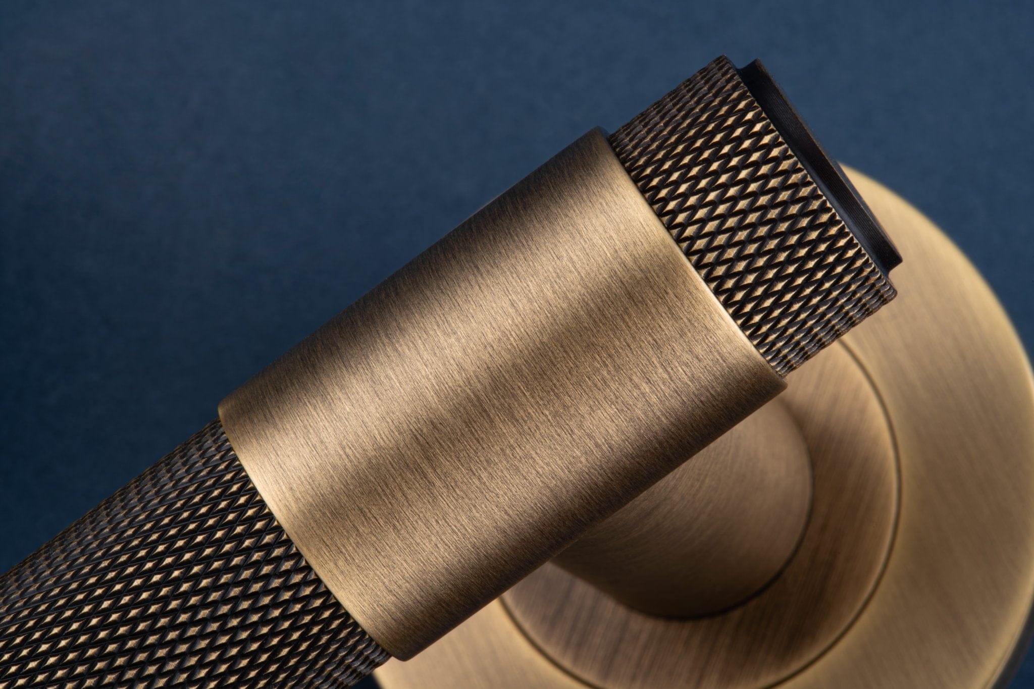 Kingston | Dørhåndtag i Antik Messing Alexander & Wilks AW240AB FINICC