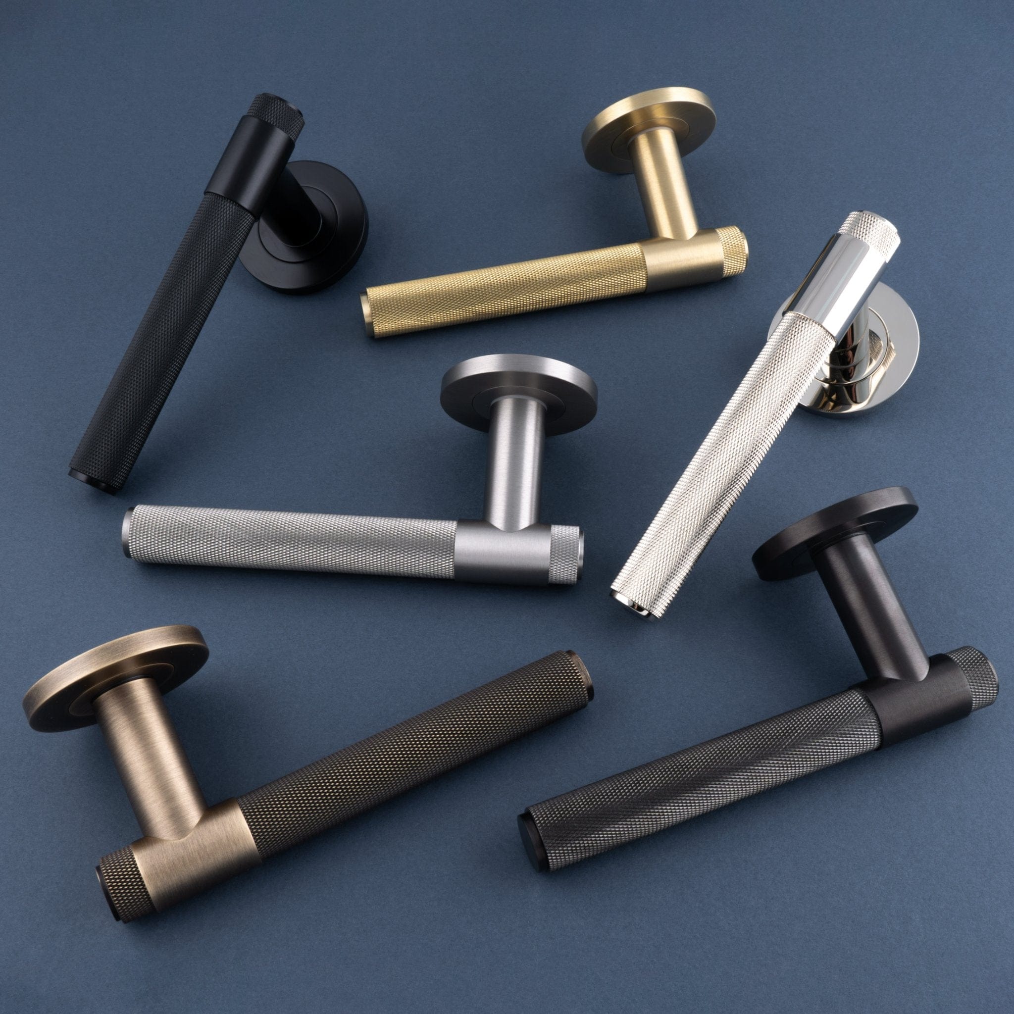 Kingston | Dørhåndtag i Antik Messing Alexander & Wilks AW240AB FINICC