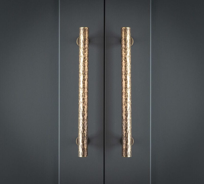 Leila | Greb i Antik Messing L 196 mm (C/C 160 mm) Alexander & Wilks AW817-160-AB FINICC