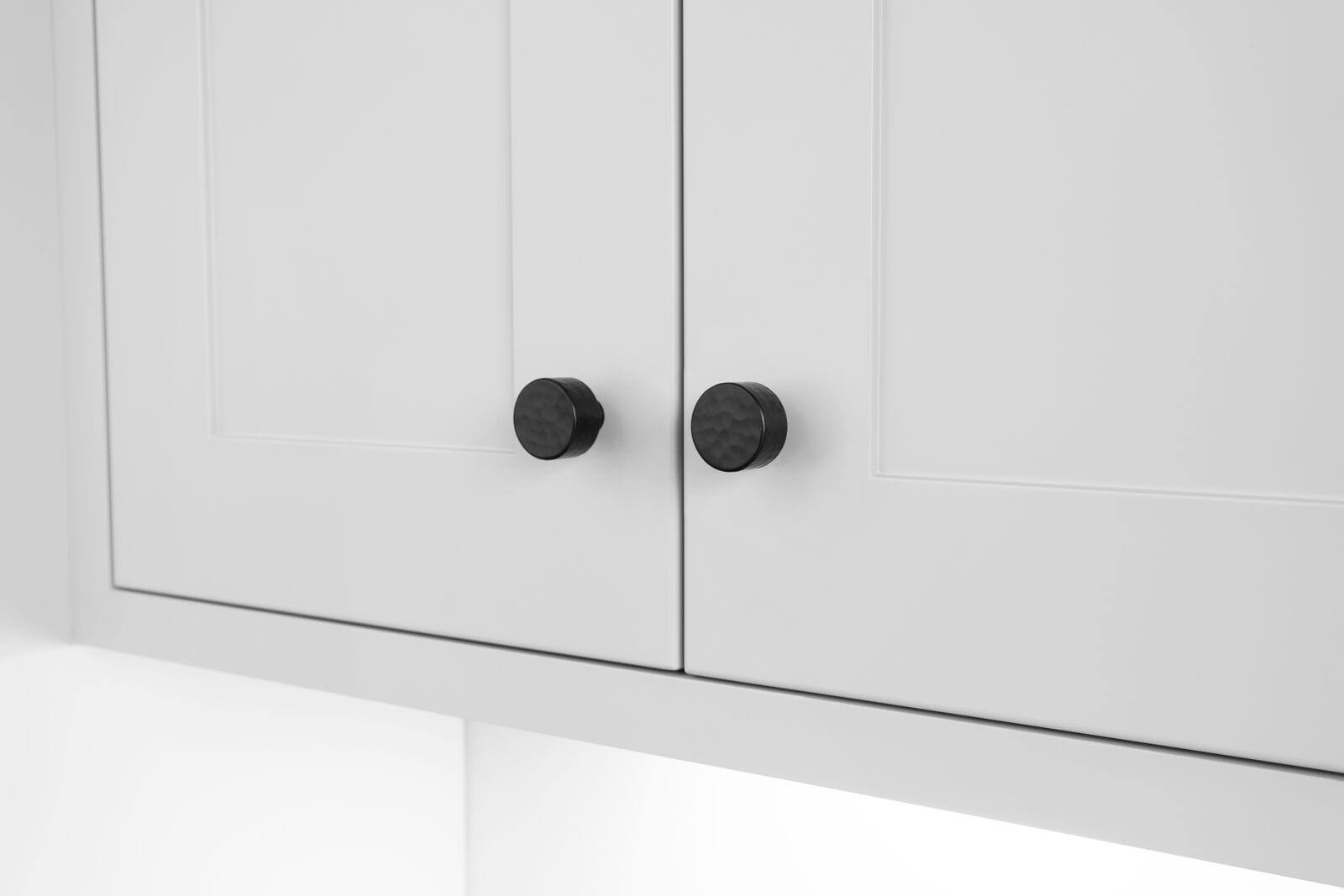 Leila | Knop i Sort Ø 30 mm x D 32 mm Alexander & Wilks AW816-30-BL FINICC