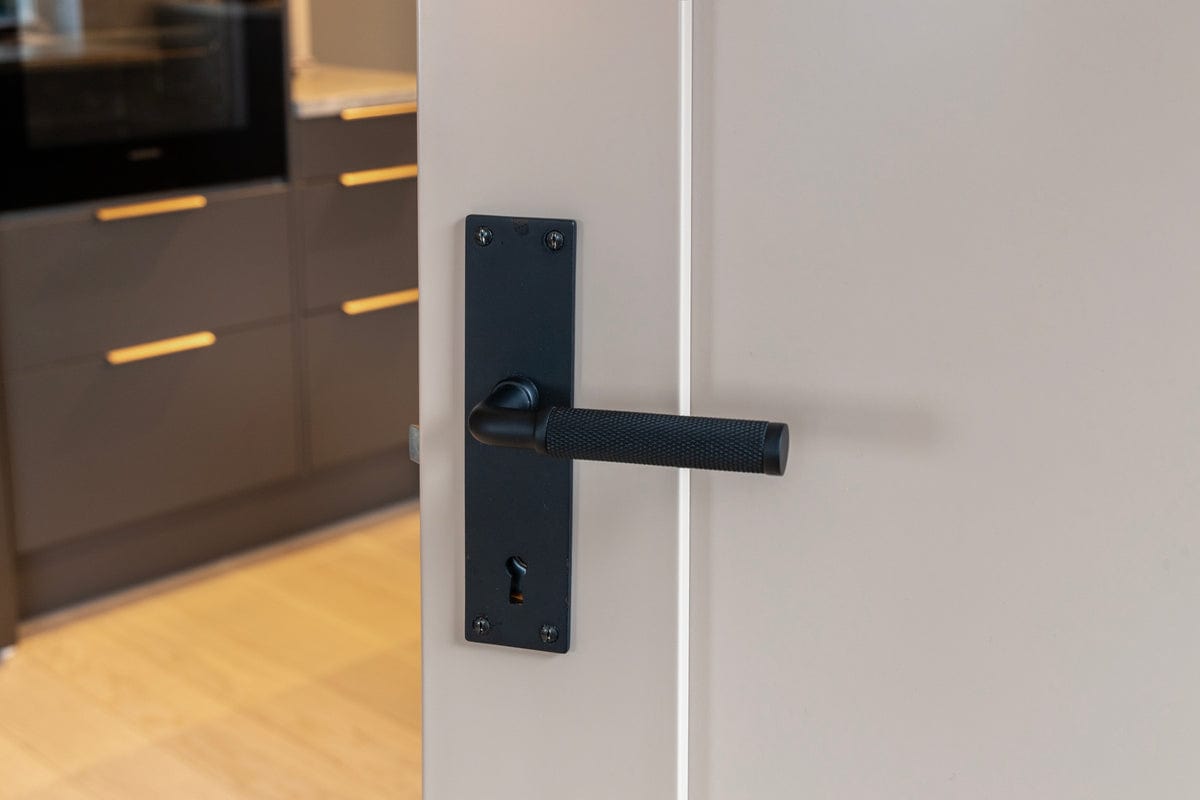 Lexington | Dørhåndtag på langskilt i Mat Sort Habo HB-63413 FINICC