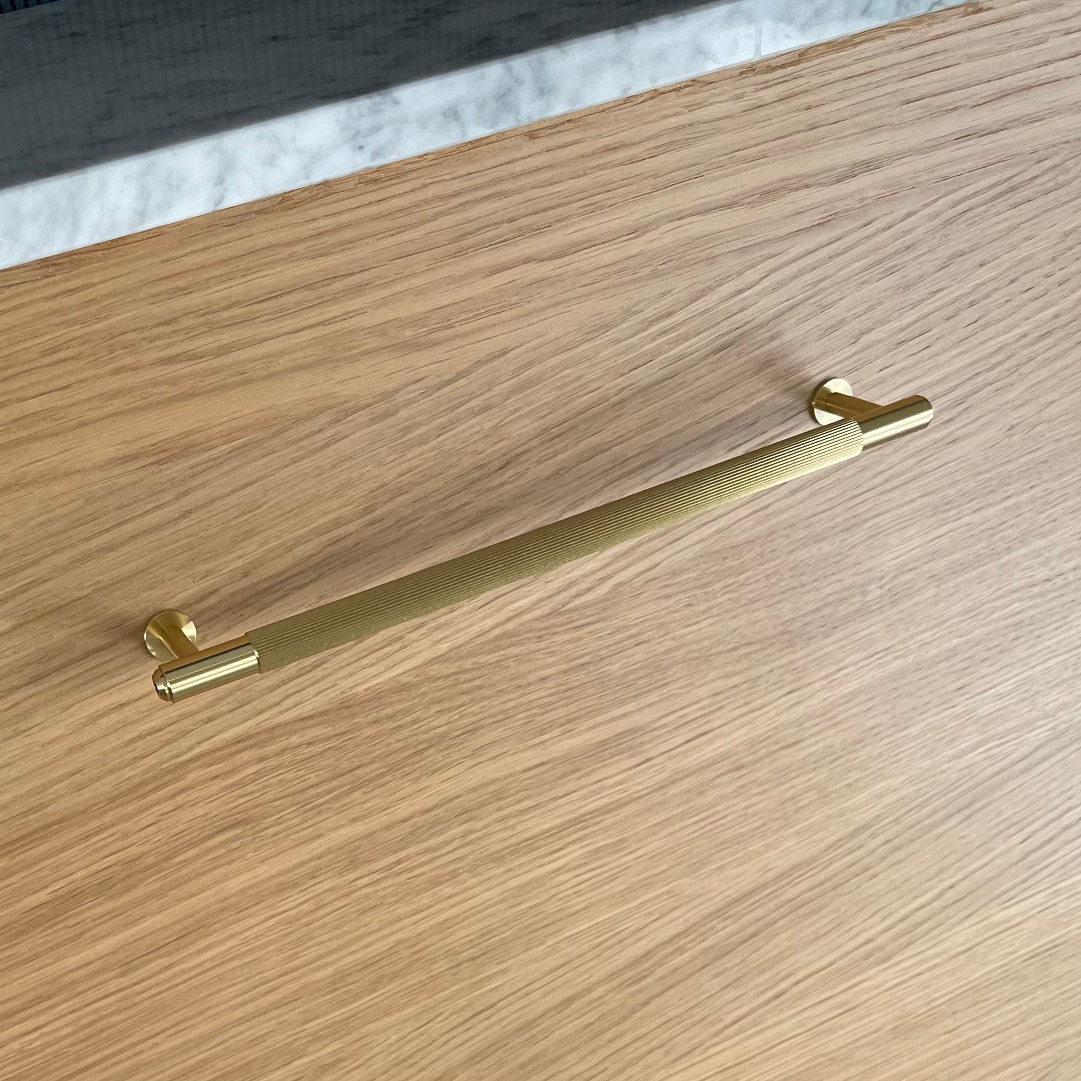 Linear | Handtag i Mässing - med lack