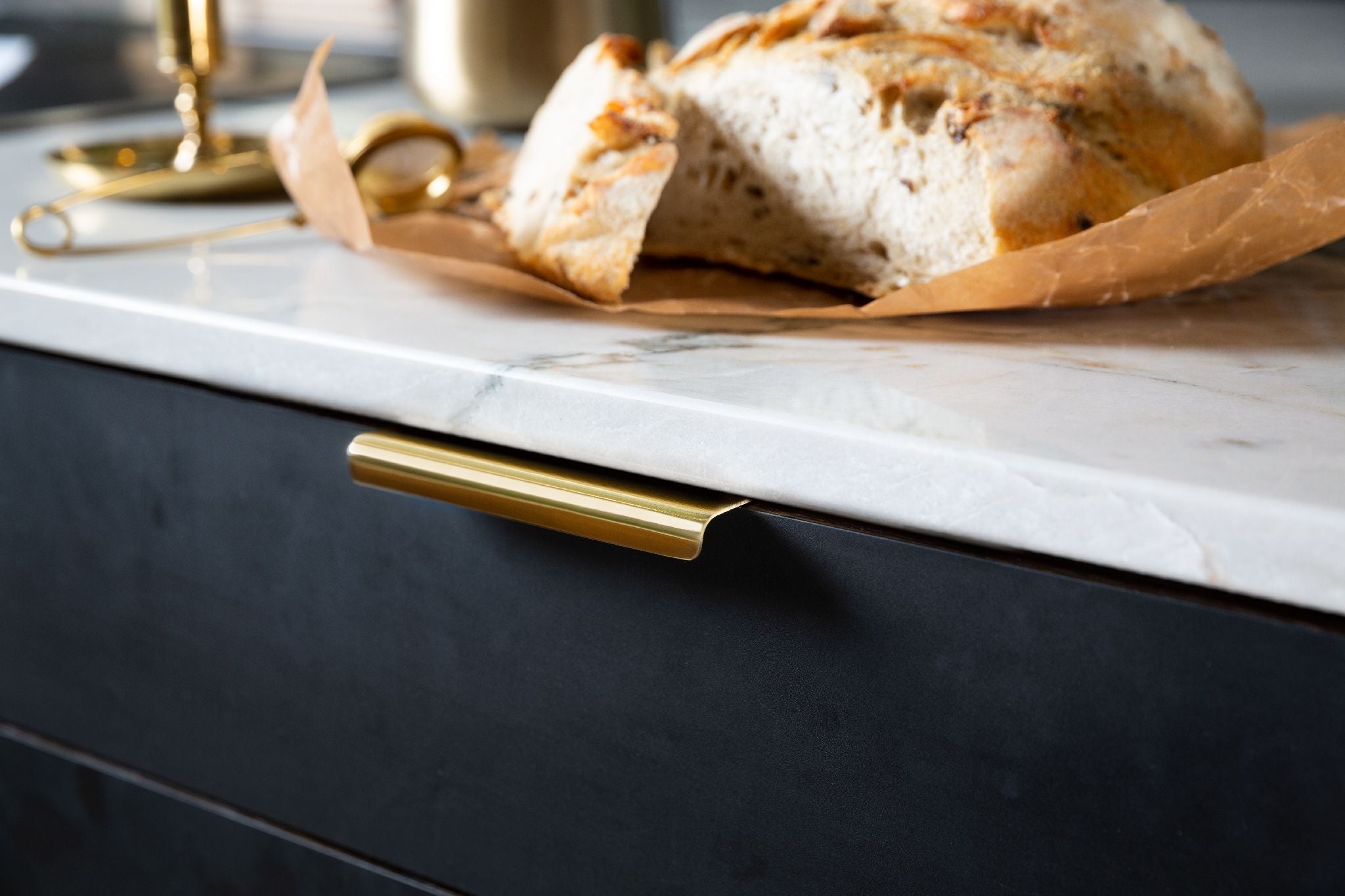 Lip | Greb i Blank Messing uden Lak Beslag Design FINICC