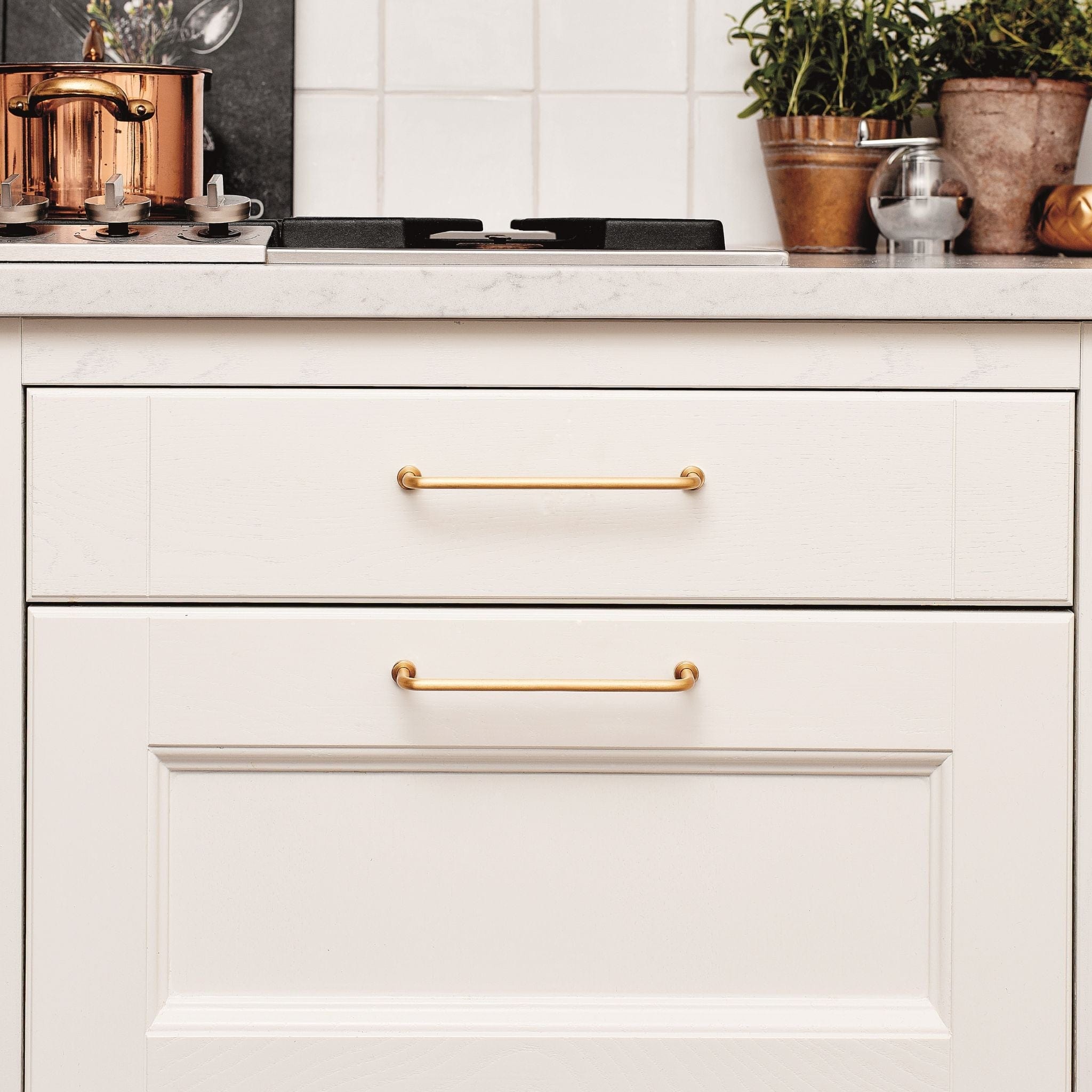 Lounge | Greb i Børstet Messing med Lak Furnipart FINICC