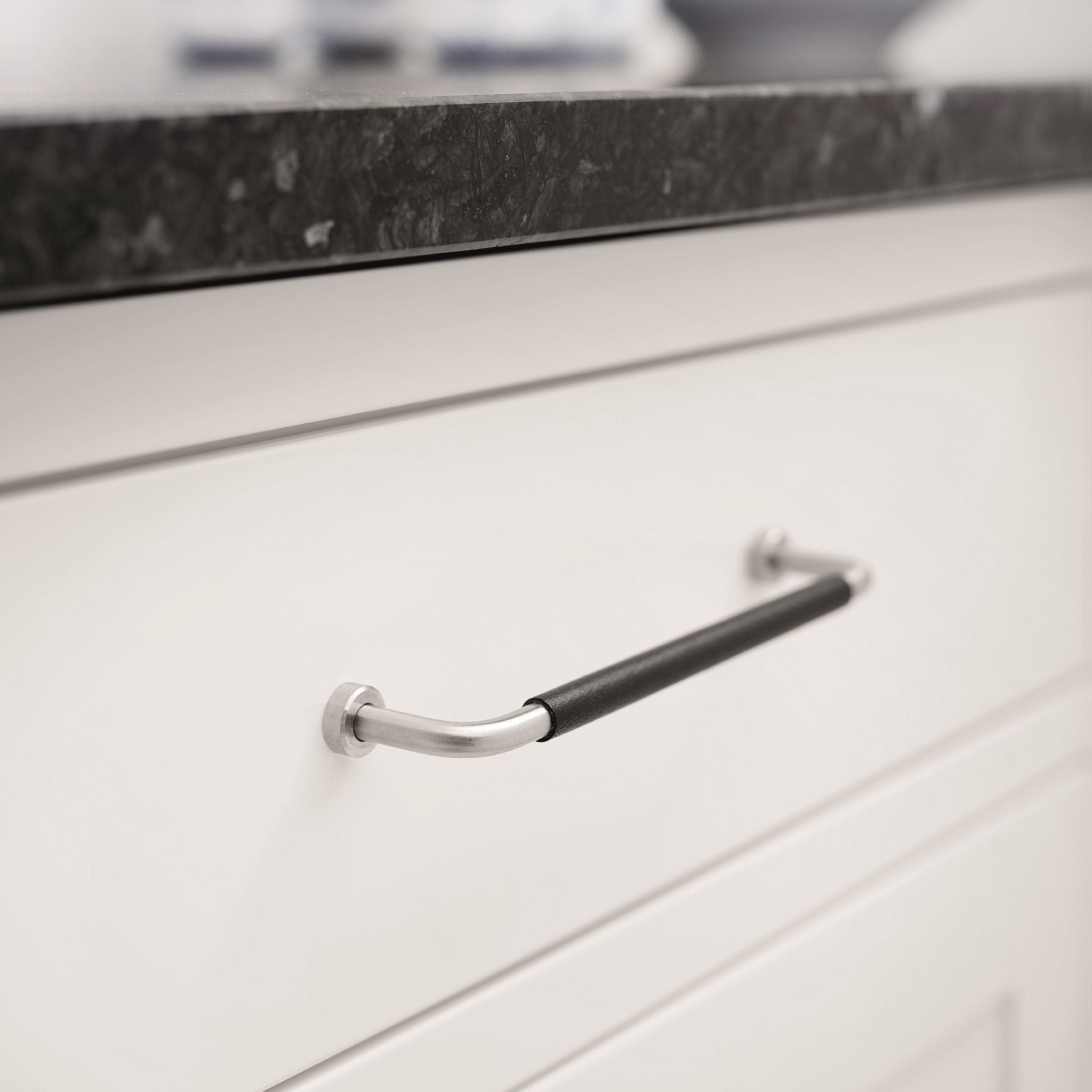 Lounge | Greb i Sort Læder / Rustfrit Stål Finish L 174 mm (C/C: 160 mm) Furnipart FP-240330160-102/25 FINICC