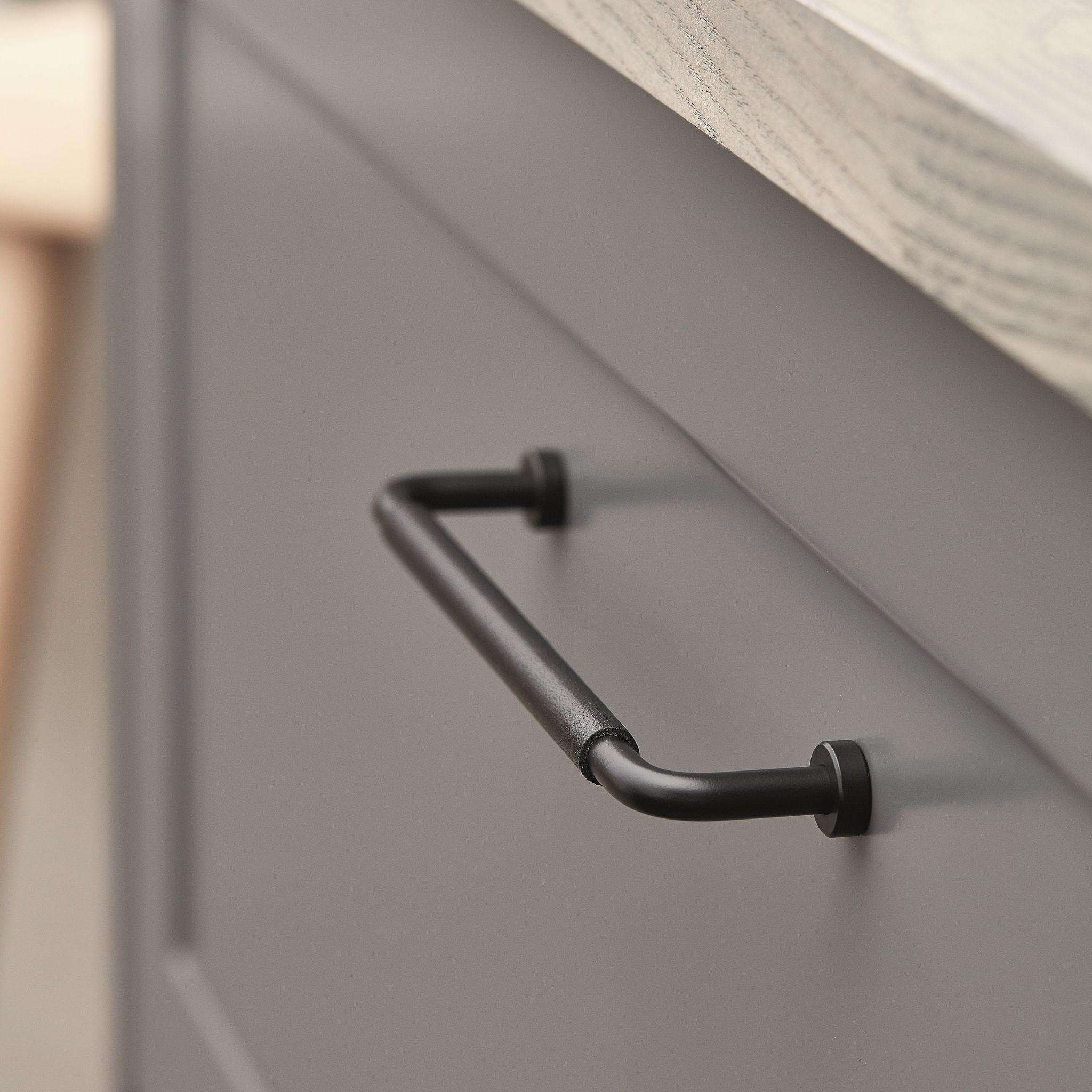 Lounge | Greb i Sort Læder / Sort L 174 mm (C/C: 160 mm) Furnipart FP-546260160-102/99 FINICC