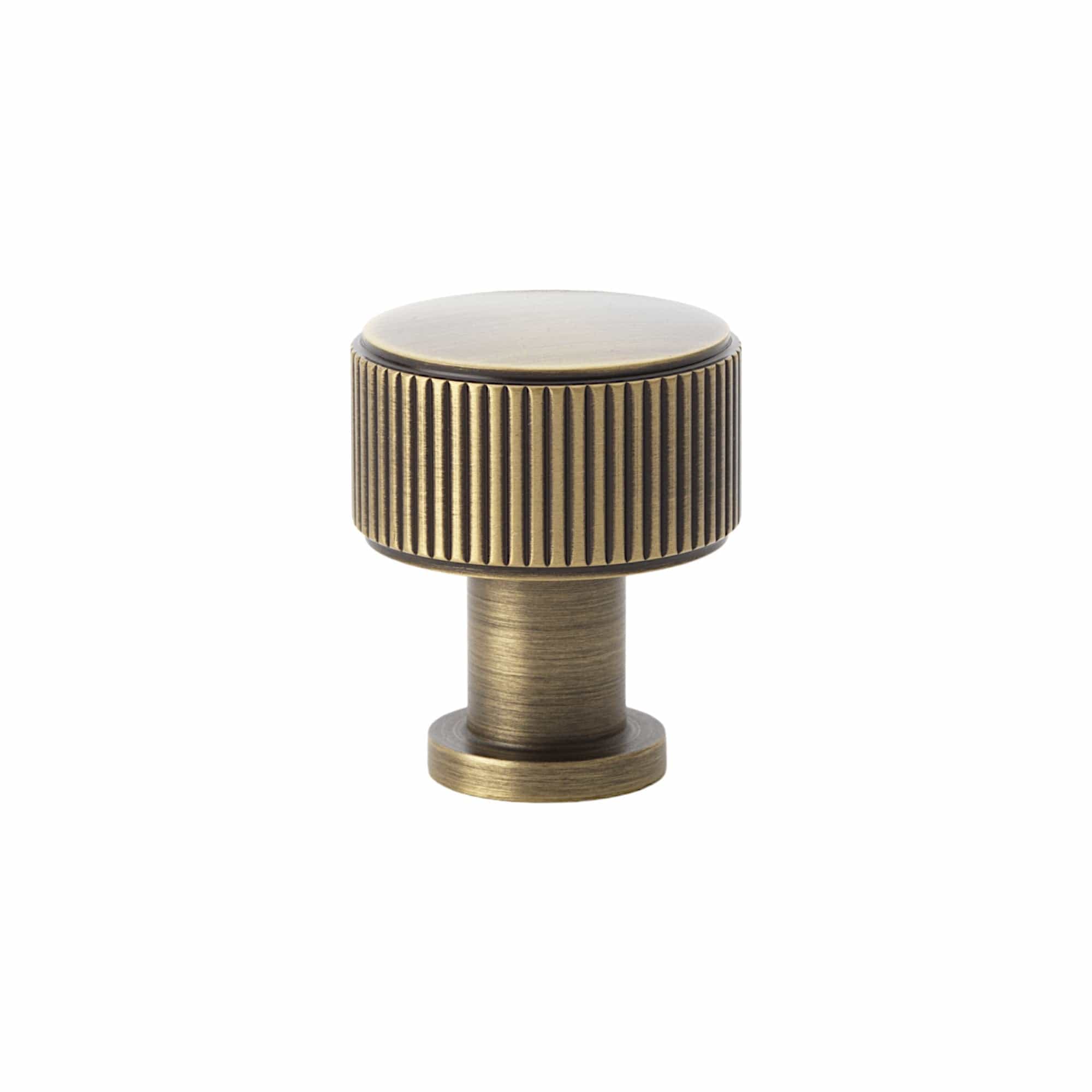 Lucia Reeded | Knop i Antik Messing Ø 29 mm x D 34 mm Alexander & Wilks AW807R-29-AB FINICC