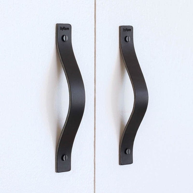 M2 | Lædergreb i Sort Læder / Messing Skrue byRavn FINICC