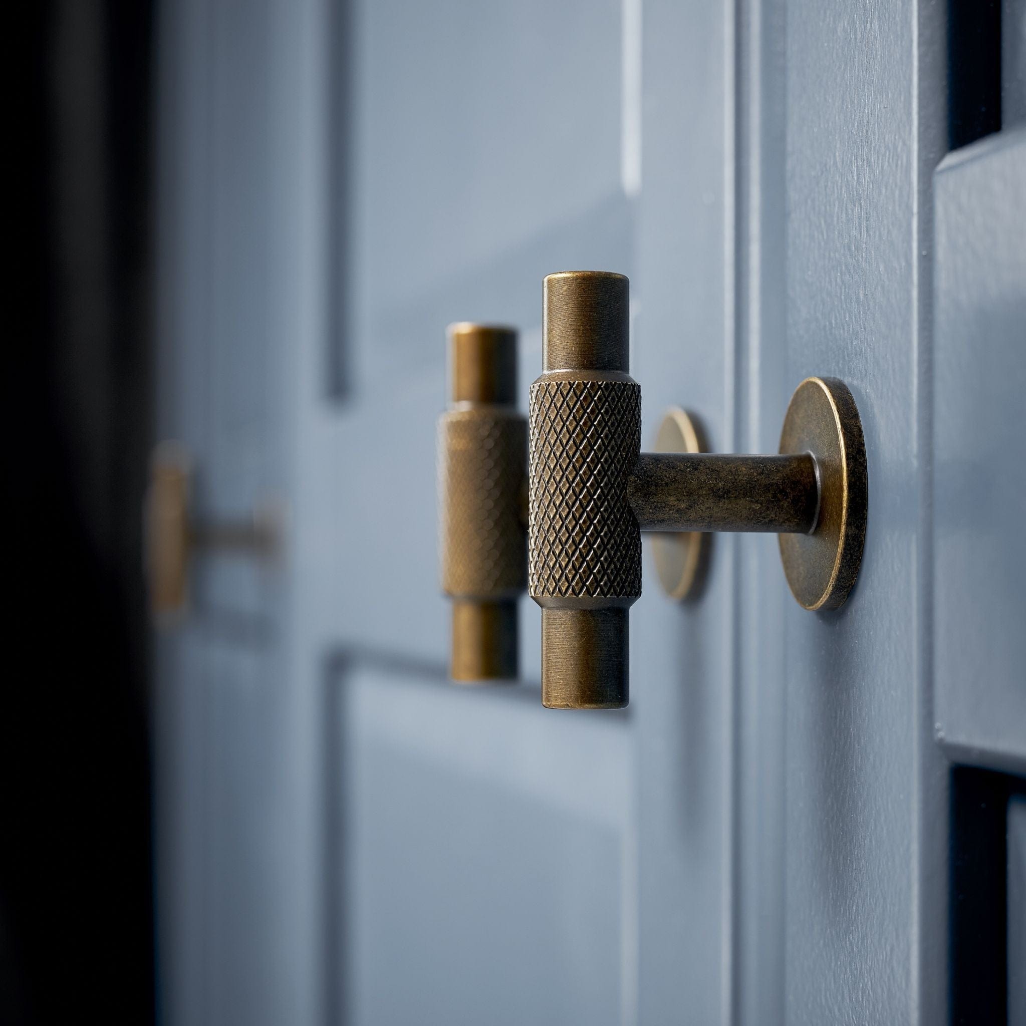 Manor T-Bar | Greb/Knop i Antik Messing med bagplade L 54 mm x D 39 mm Furnipart FP-549120054-39 FINICC