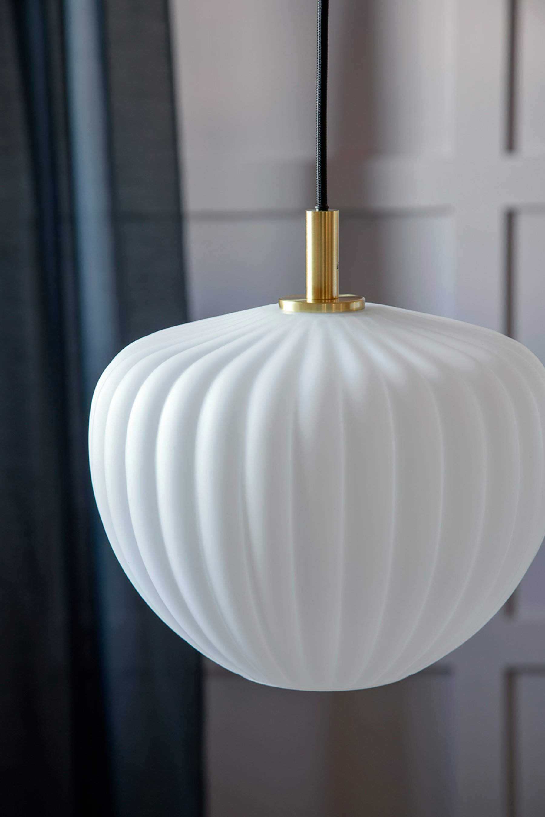 Moma | Pendellampa i Vit / Mässing