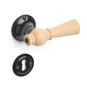 Østerbro | Dörrhandtag i Ask / Svart - 1770/1771 rosetter och nyckelskyltar