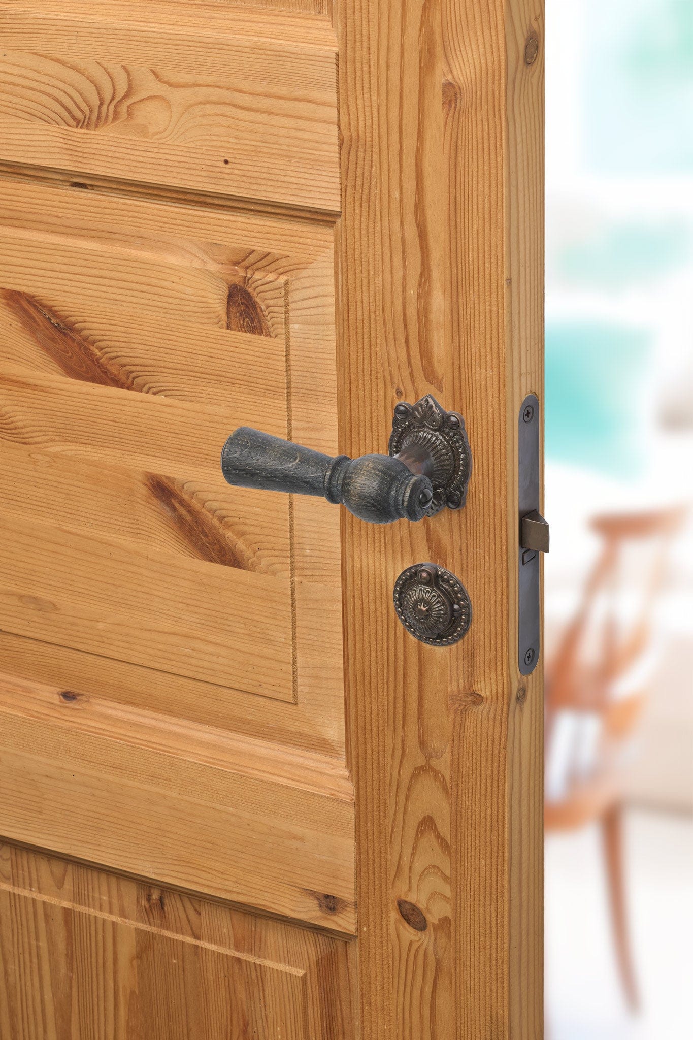 Østerbro | Dørhåndtag i Røget Eg med almue rosetter og nøgleskilte i Bruneret Messing L 111 mm (C/C 30 mm) Sibes ØB-ER-1670-BB FINICC