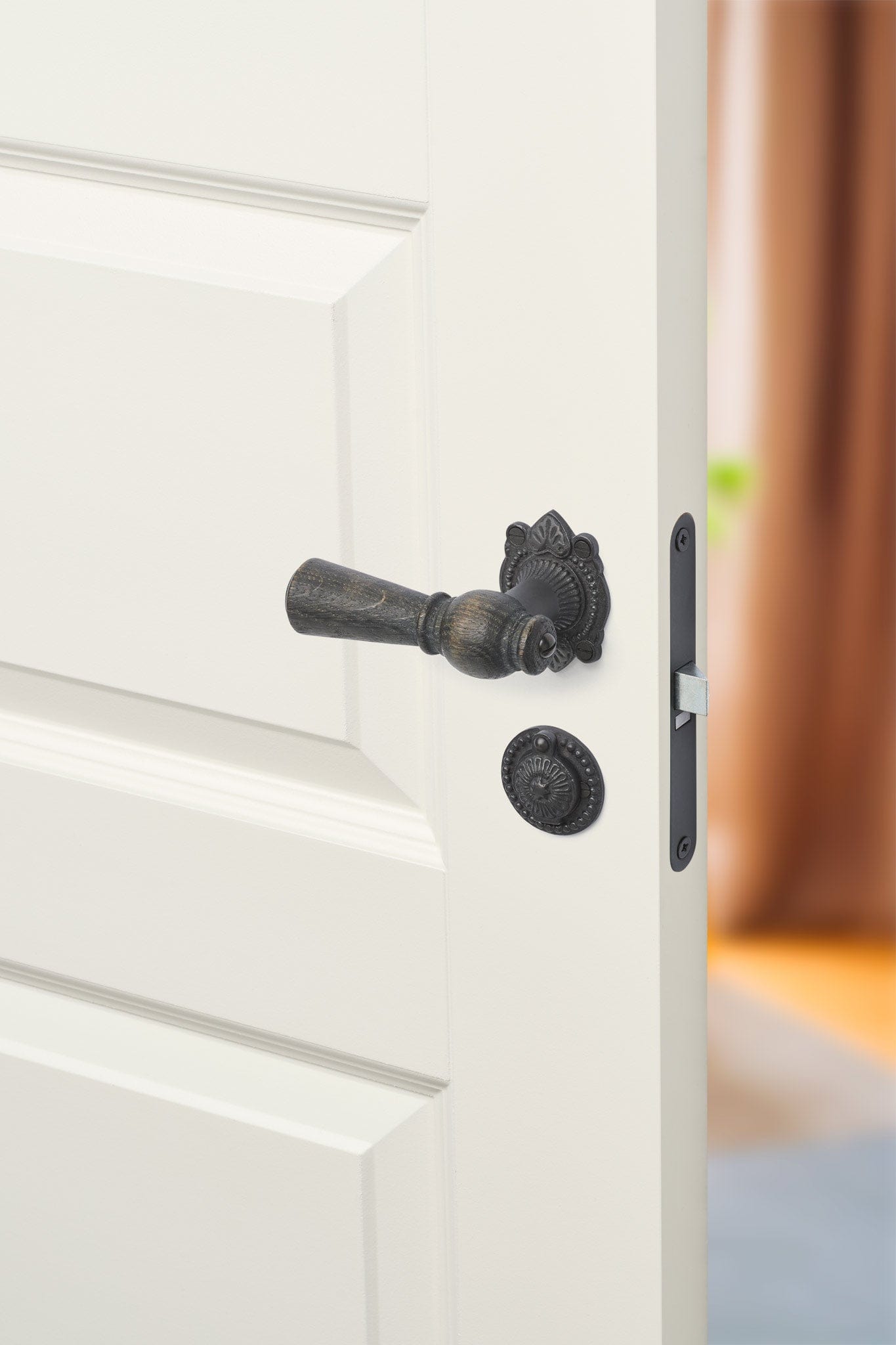 Østerbro | Dørhåndtag i Røget Eg med almue rosetter og nøgleskilte i Sort Oxideret Messing L 111 mm (C/C 30 mm) Sibes ØB-ER-1670-OX FINICC