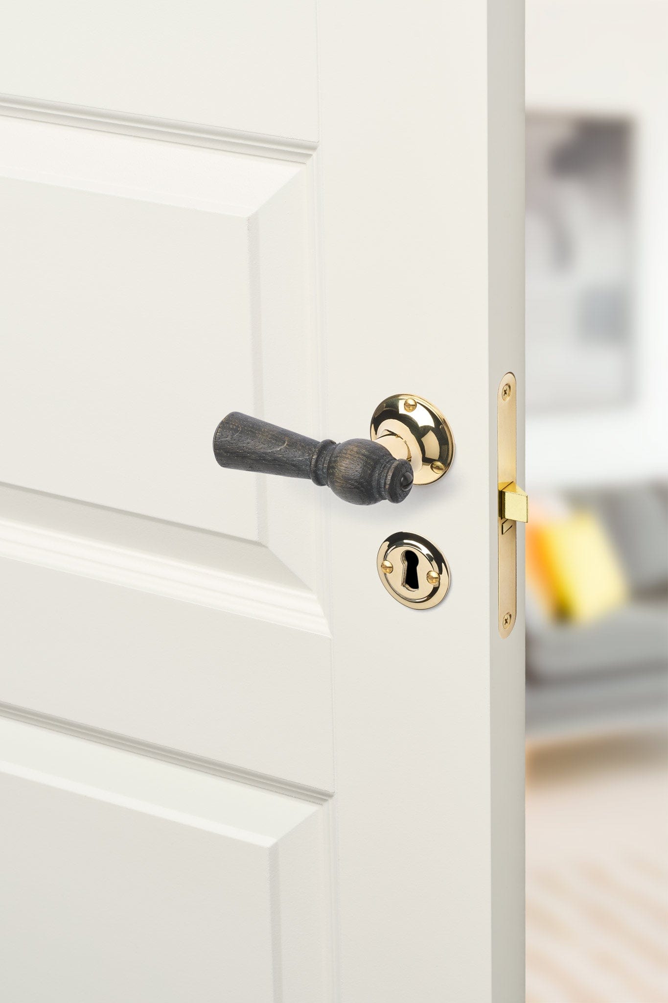 Østerbro | Dørhåndtag i Røget Eg med klassiske rosetter og nøgleskilte i Blank Messing uden Lak L 111 mm (C/C 30 mm) Sibes ØB-ER-1770-MPU FINICC