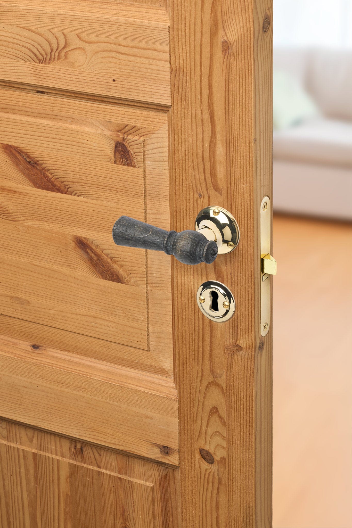 Østerbro | Dørhåndtag i Røget Eg med klassiske rosetter og nøgleskilte i Blank Messing uden Lak L 111 mm (C/C 30 mm) Sibes ØB-ER-1770-MPU FINICC