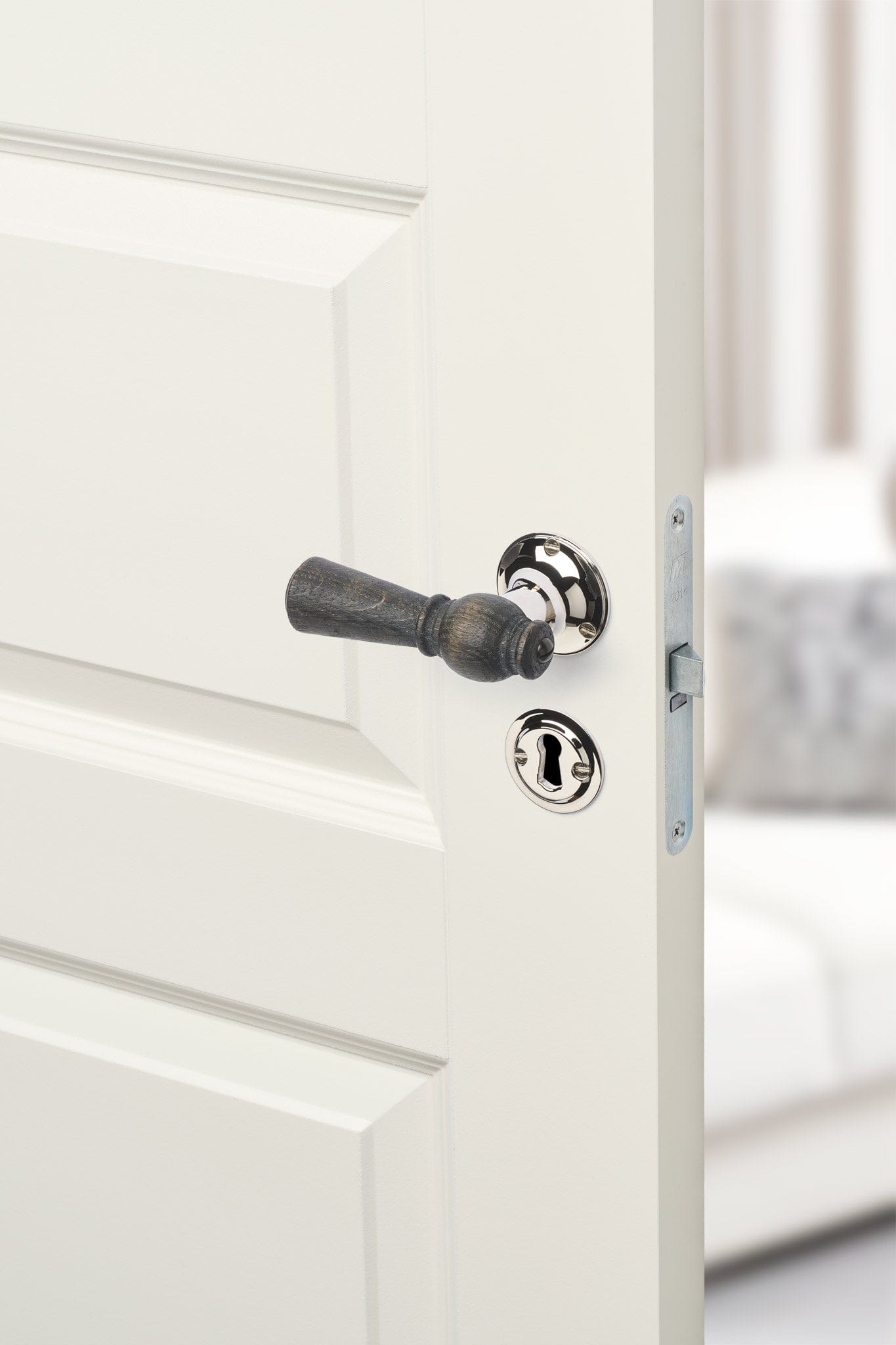 Østerbro | Dørhåndtag i Røget Eg med klassiske rosetter og nøgleskilte i Blank Nikkel L 111 mm (C/C 30 mm) Sibes ØB-ER-1770-NI FINICC