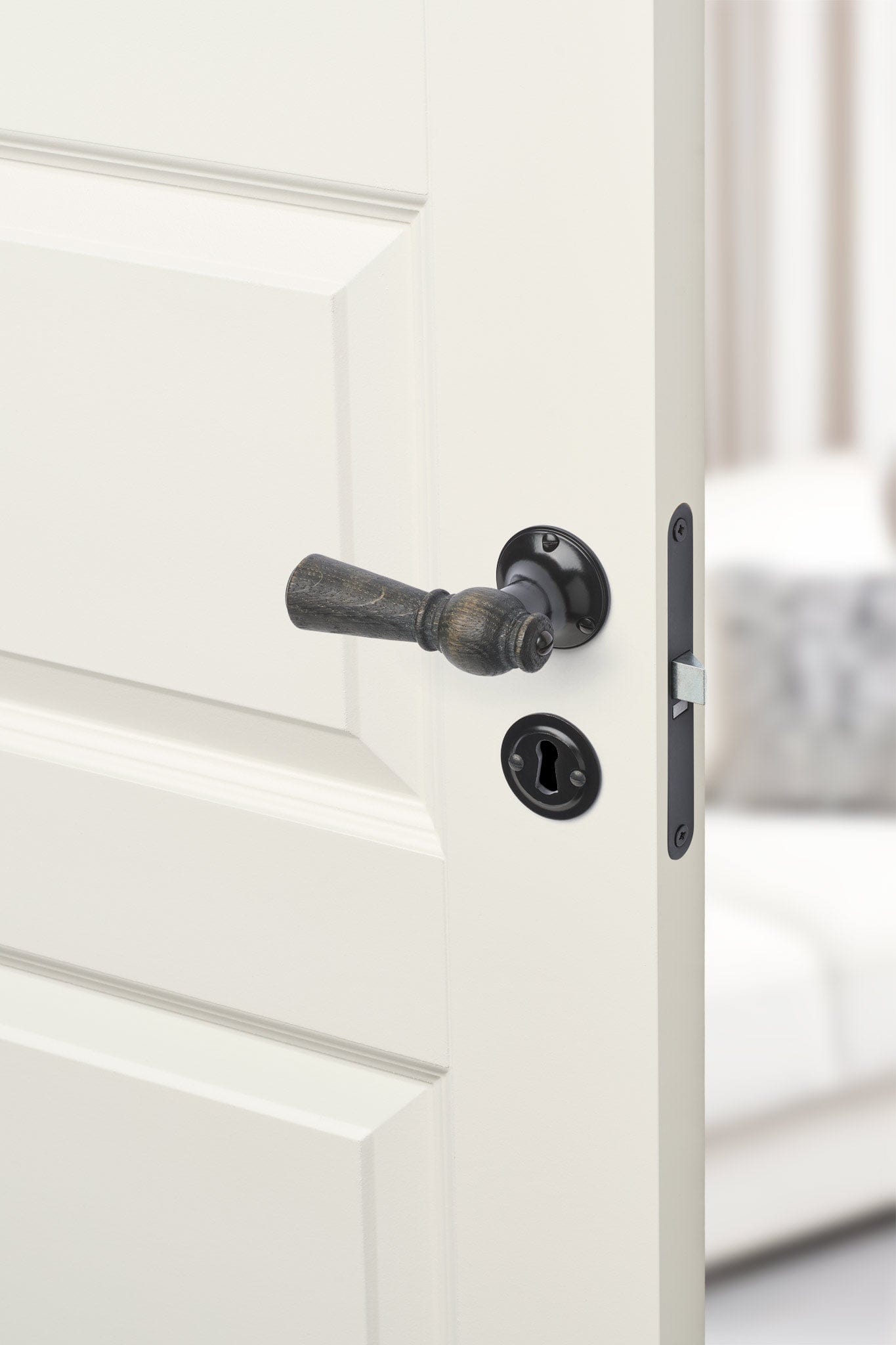 Østerbro | Dørhåndtag i Røget Eg med klassiske rosetter og nøgleskilte i Sortlakeret Messing L 111 mm (C/C 30 mm) Sibes ØB-ER-1770-SO FINICC