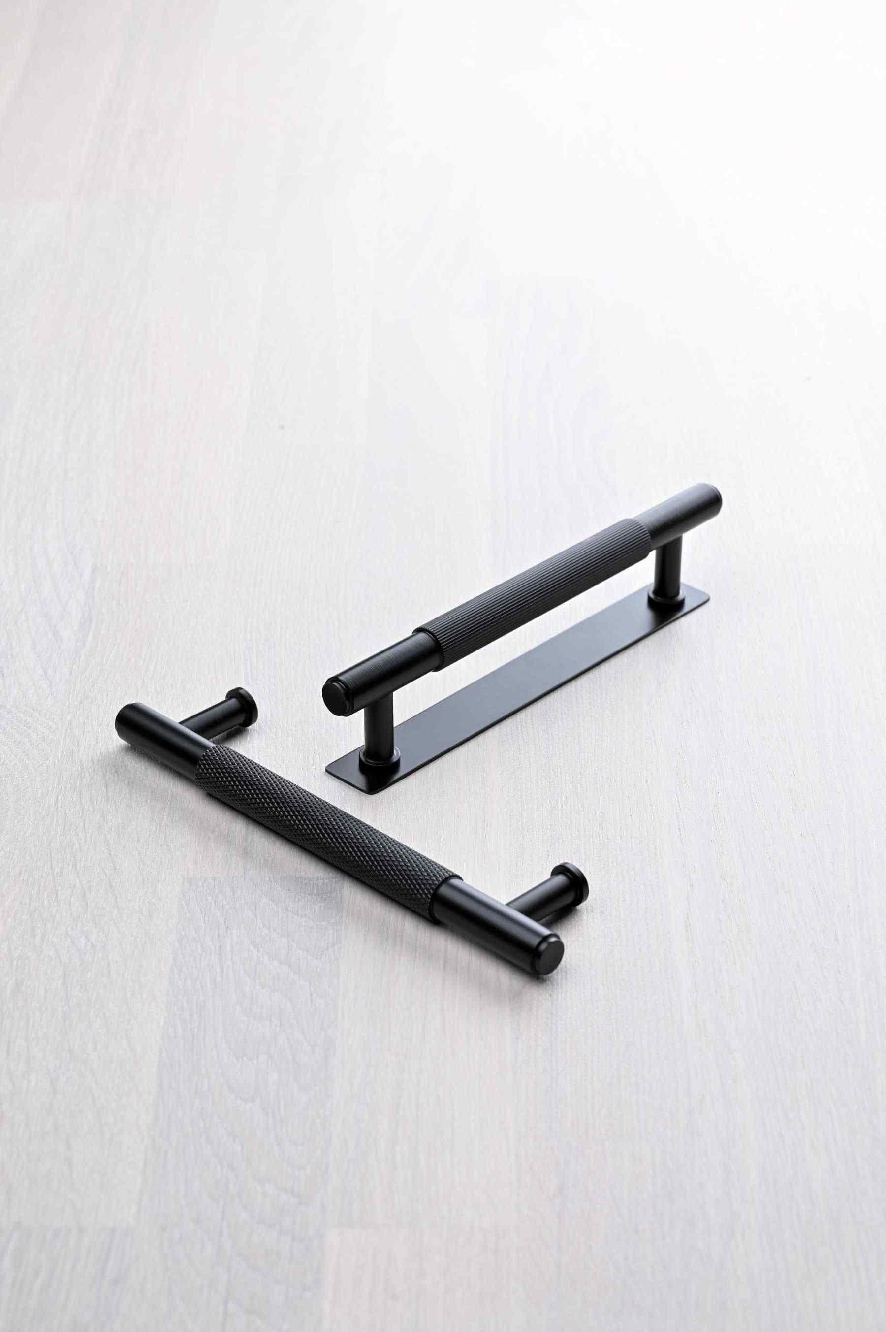 Salo Stripe | Greb i Mat Sort med bagplade Theofils FINICC