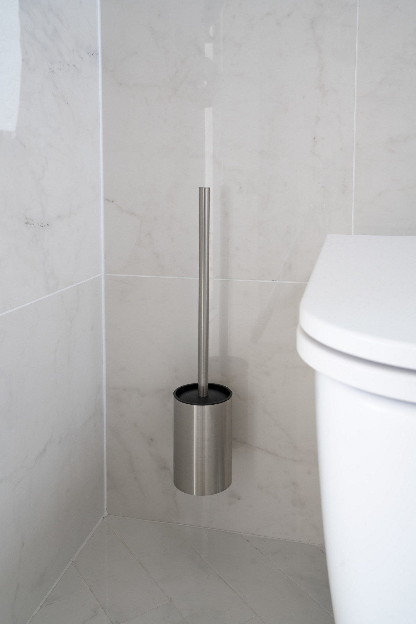 Solid | Toiletbørste i Børstet Rustfrit Stål Finish - selvklæbende montering Beslag Design 620030 FINICC