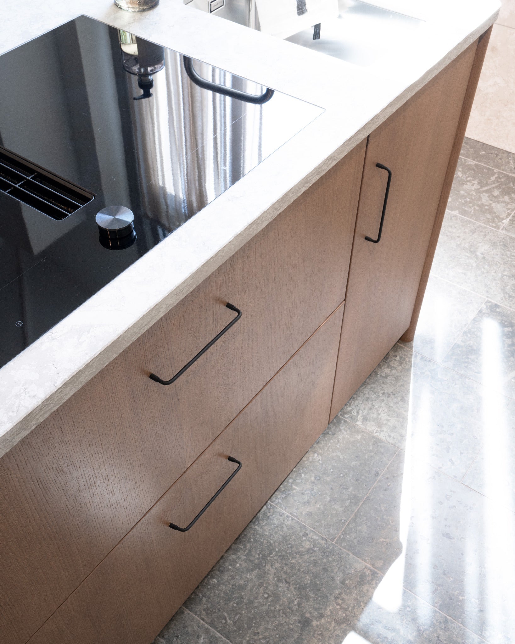 Spira | Greb i Mat Sort Beslag Design FINICC