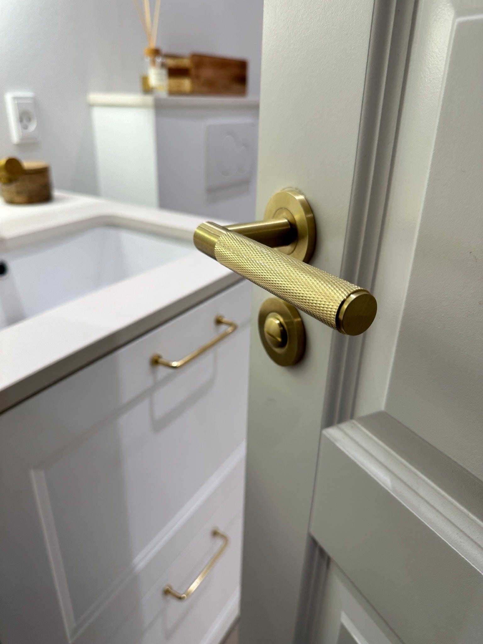 Spitfire Cross | Dørhåndtag i Børstet Messing med Lak Alexander & Wilks AW220SBPVD-SET FINICC