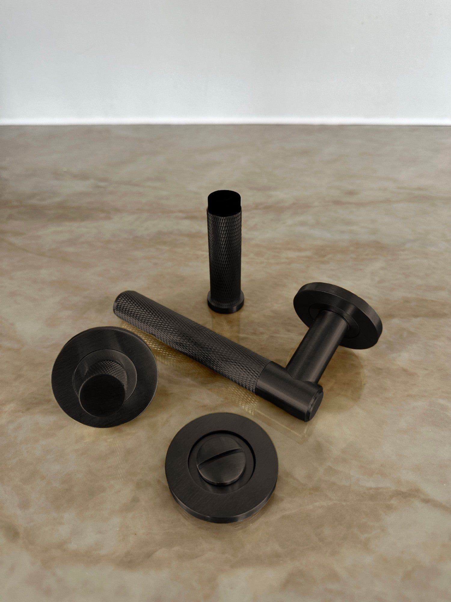 Spitfire Cross | Dørhåndtag i Dark Bronze Alexander & Wilks AW220DBZPVD-SET FINICC