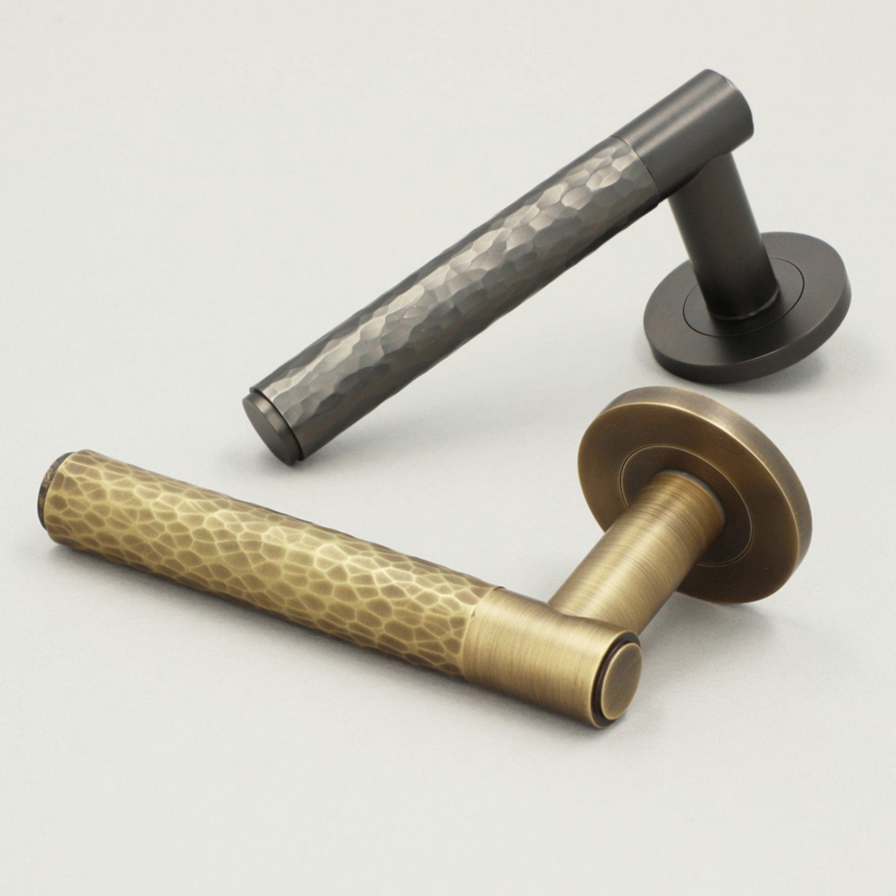 Spitfire Hammered | Dörrhandtag i Dark Bronze